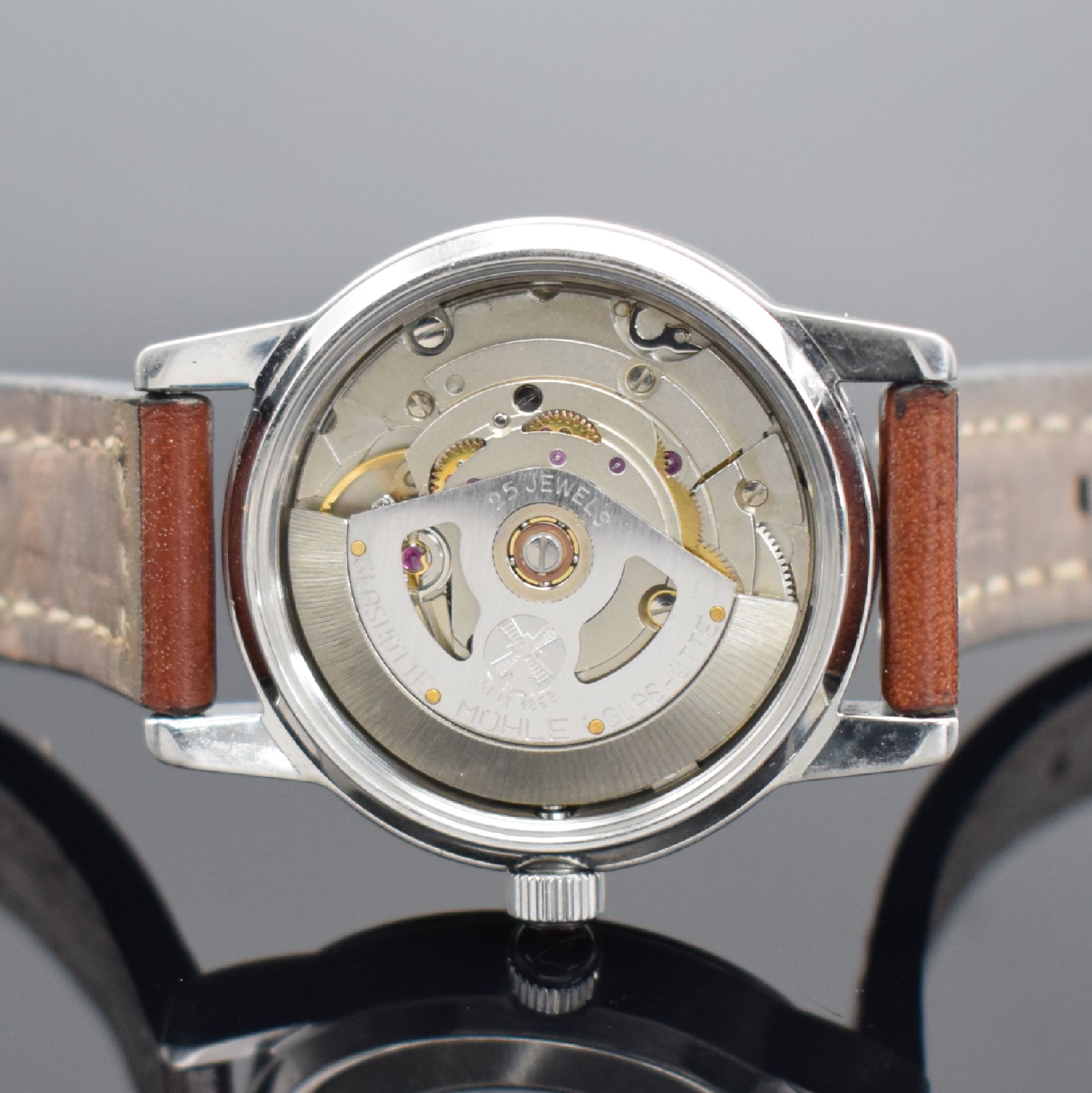 Detail f: MÜHLE GLASHÜTTE Damenarmbanduhr Sports M12 Referenz M12620, Automatik, Edelstahlgeh., Boden & Krone verschr., weißes Zifferbl. m. arab. Std., Anz. ...