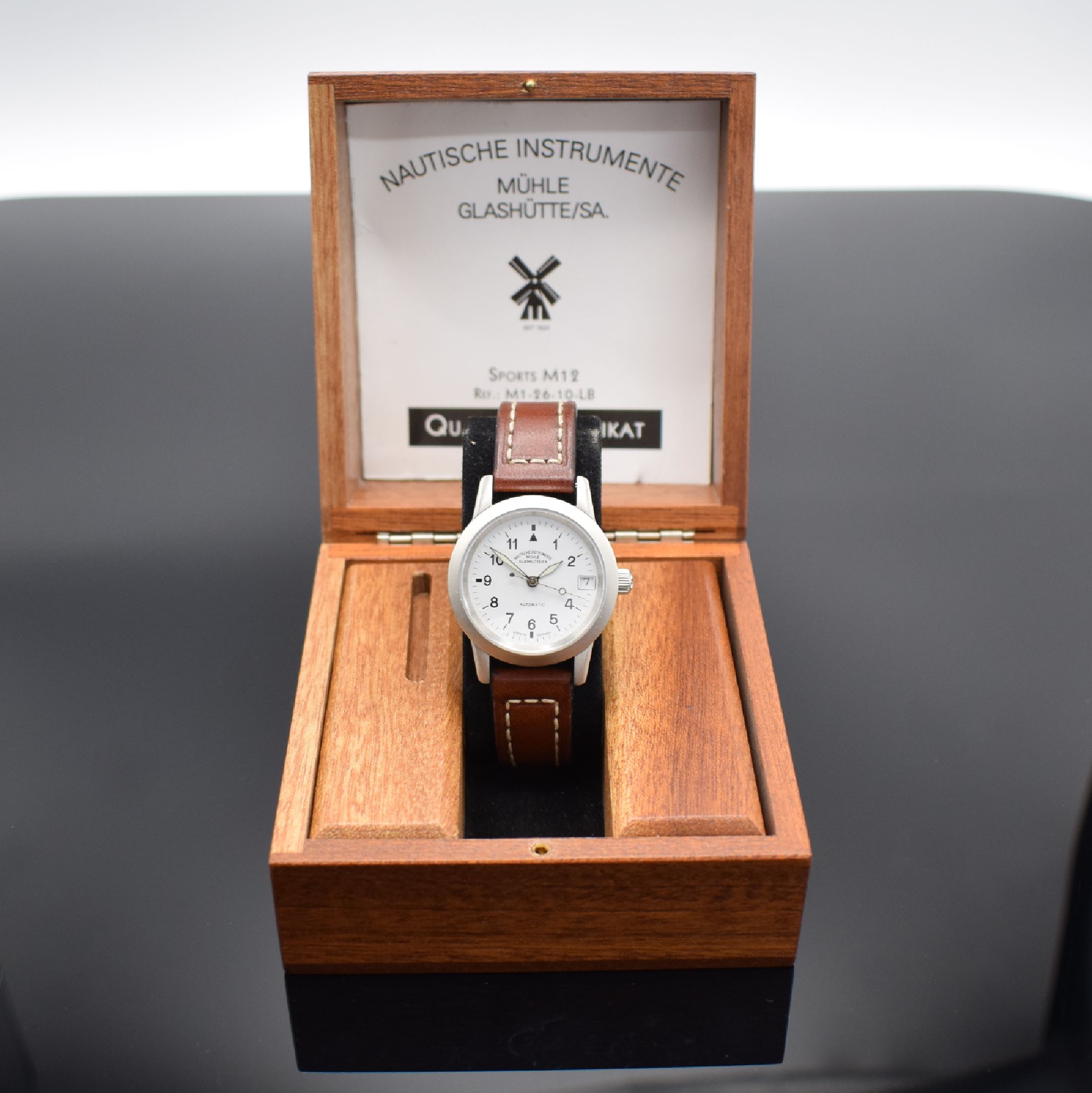 Detail g: MÜHLE GLASHÜTTE Damenarmbanduhr Sports M12 Referenz M12620, Automatik, Edelstahlgeh., Boden & Krone verschr., weißes Zifferbl. m. arab. Std., Anz. ...