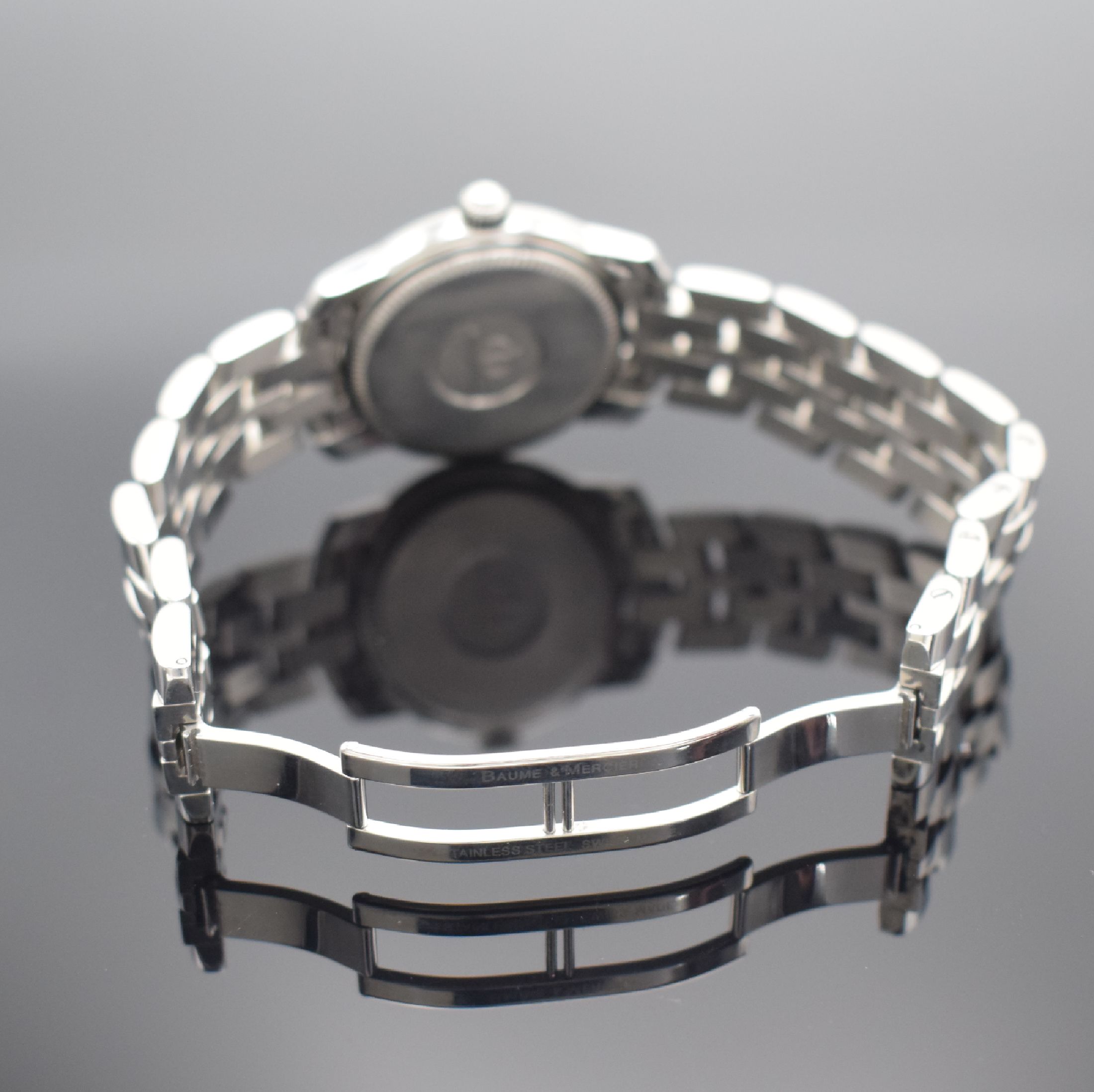 Detail b: BAUME & MERCIER Armbanduhr Serie Capeland, Schweiz um 2000, quarz, Edelstahlgeh. inkl. Gliederband m. dopp. Faltschl., Boden & Krone geschr., bomb. ...