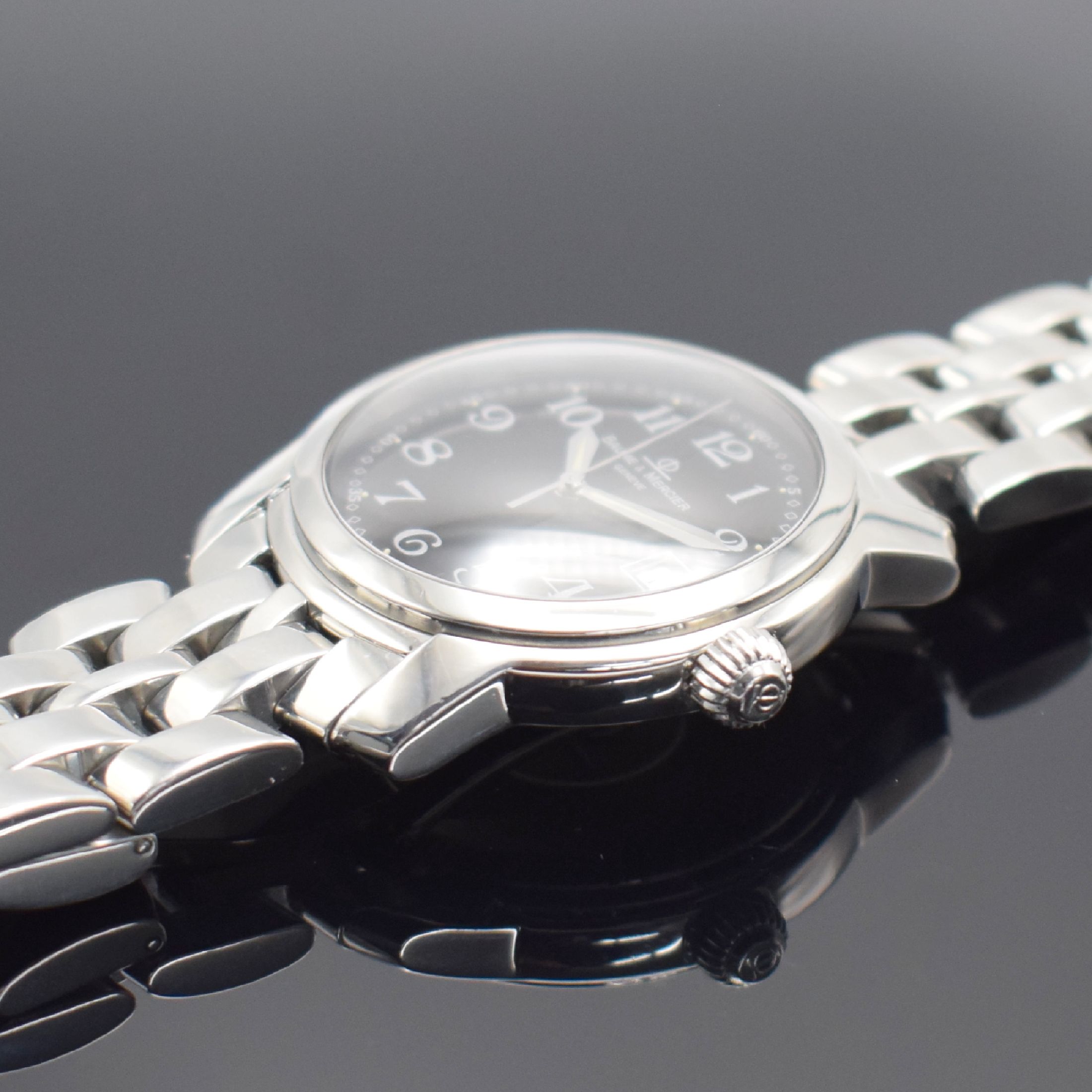 Detail c: BAUME & MERCIER Armbanduhr Serie Capeland, Schweiz um 2000, quarz, Edelstahlgeh. inkl. Gliederband m. dopp. Faltschl., Boden & Krone geschr., bomb. ...