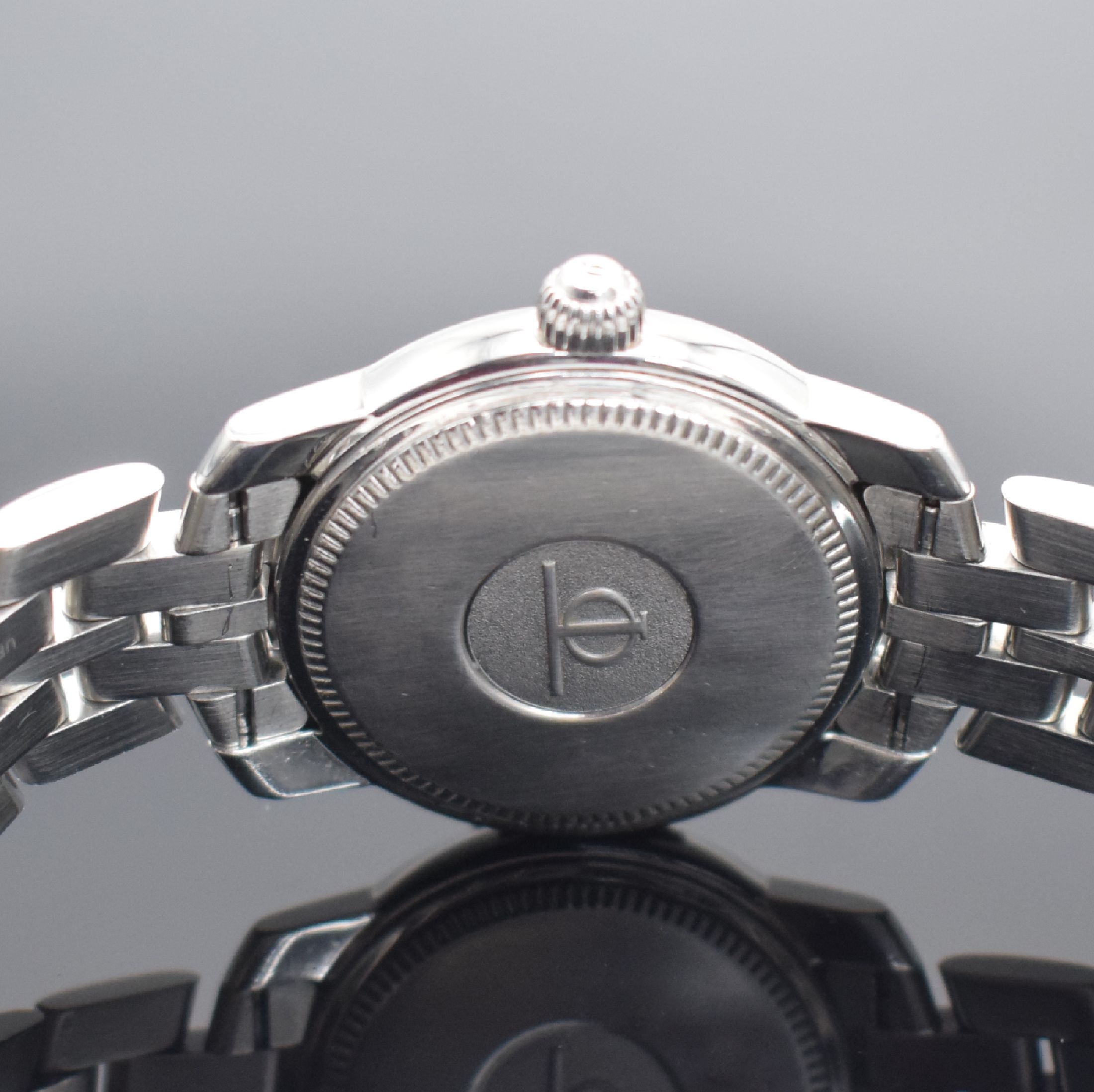 Detail d: BAUME & MERCIER Armbanduhr Serie Capeland, Schweiz um 2000, quarz, Edelstahlgeh. inkl. Gliederband m. dopp. Faltschl., Boden & Krone geschr., bomb. ...