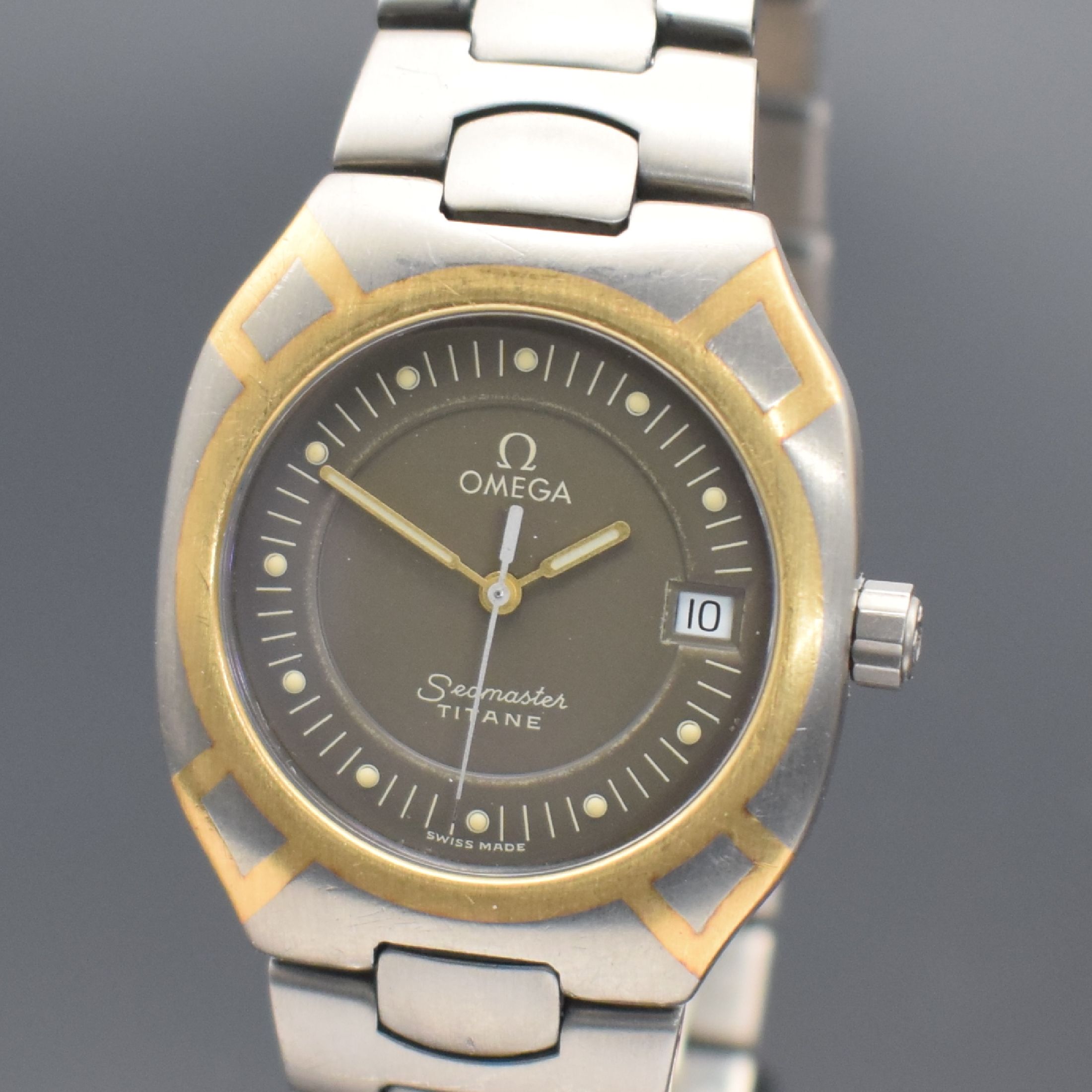 Detail a: OMEGA Seamaster Polaris Herrenarmbanduhr in Titan/Gold Referenz 3961100.1, Schweiz um 1985, quarz, 2-tlg. Geh., Boden aufgedr., Krone verschr., ...