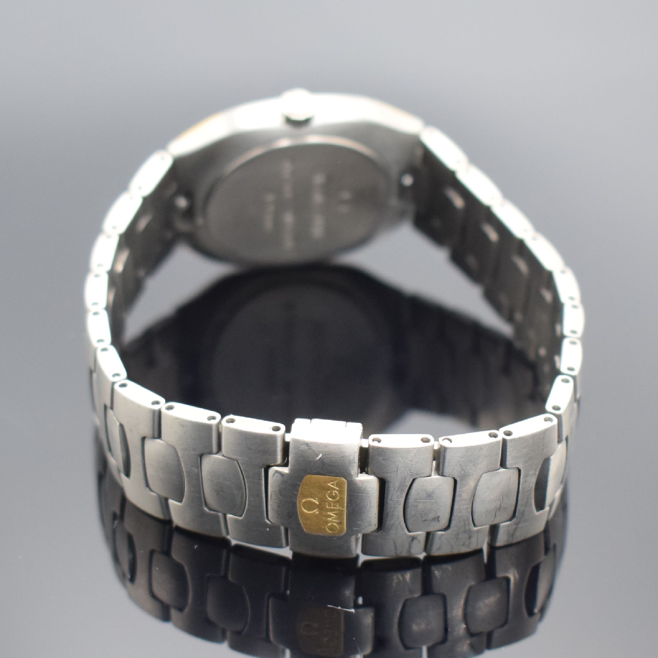 Detail b: OMEGA Seamaster Polaris Herrenarmbanduhr in Titan/Gold Referenz 3961100.1, Schweiz um 1985, quarz, 2-tlg. Geh., Boden aufgedr., Krone verschr., ...
