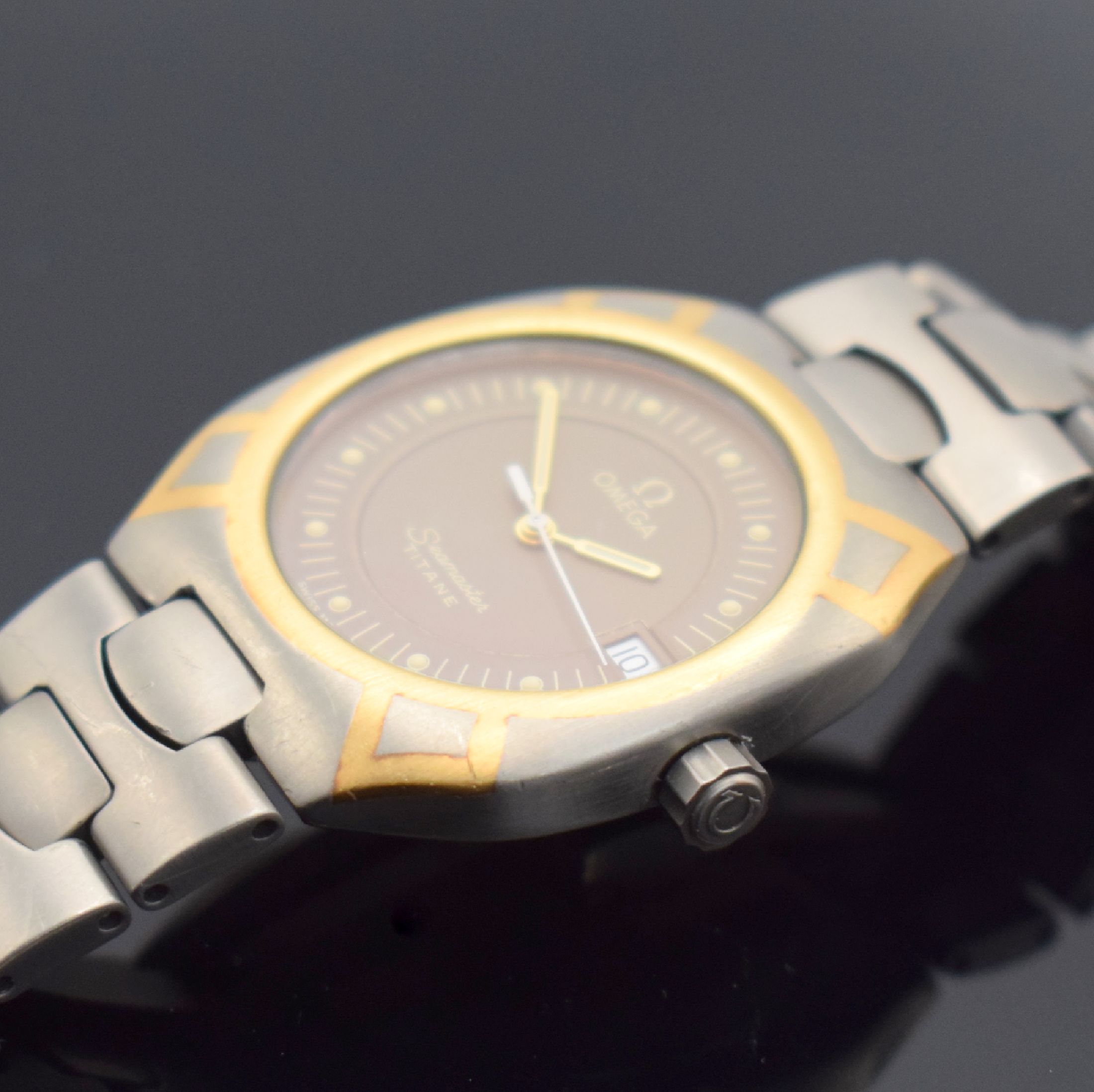 Detail c: OMEGA Seamaster Polaris Herrenarmbanduhr in Titan/Gold Referenz 3961100.1, Schweiz um 1985, quarz, 2-tlg. Geh., Boden aufgedr., Krone verschr., ...