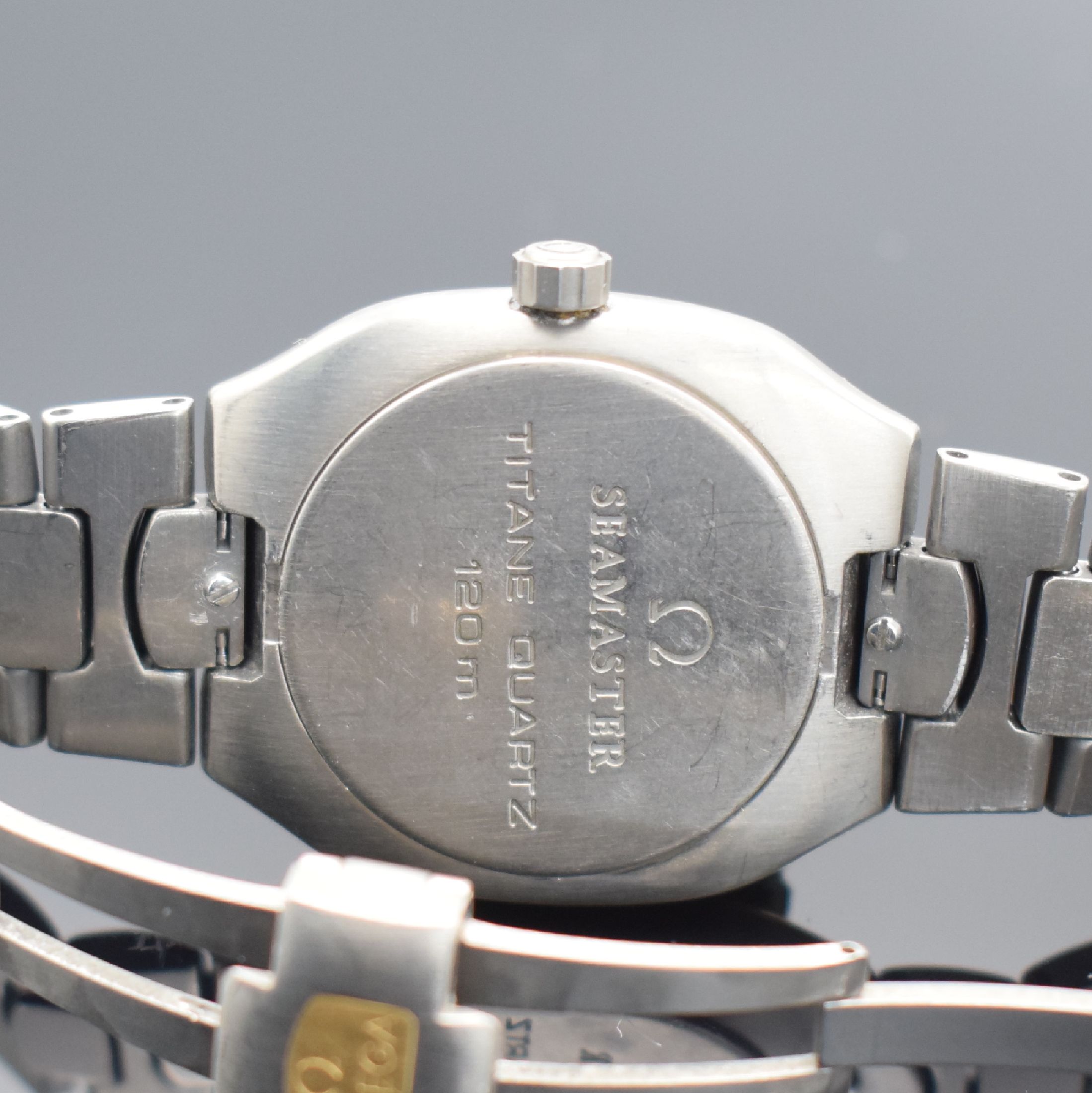 Detail d: OMEGA Seamaster Polaris Herrenarmbanduhr in Titan/Gold Referenz 3961100.1, Schweiz um 1985, quarz, 2-tlg. Geh., Boden aufgedr., Krone verschr., ...