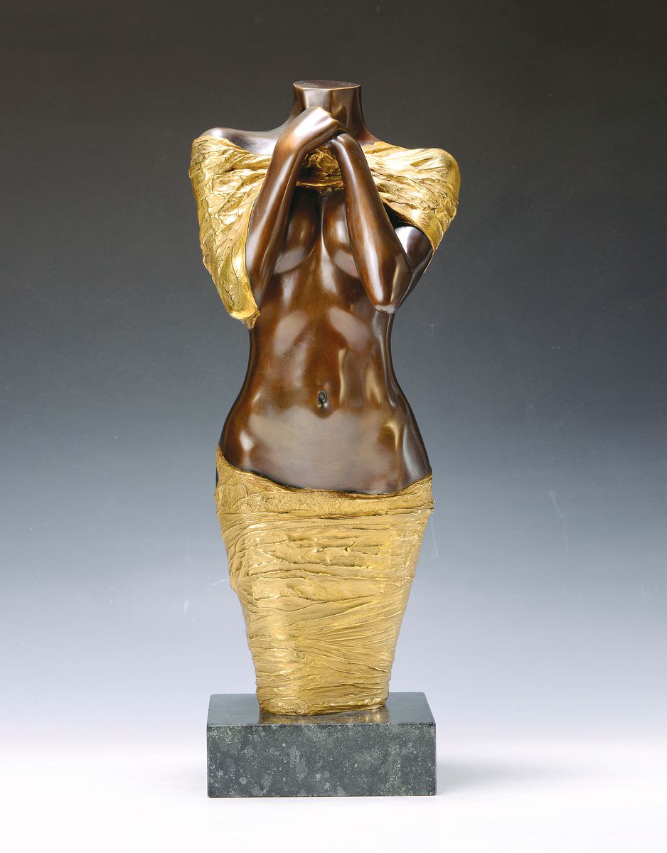 Willi Kissmer, 1951-2018, Bronzeskulptur, stehender Halbakt aus dem Jahre 2009, sign., num. 13/49, H. ca. 54 cm