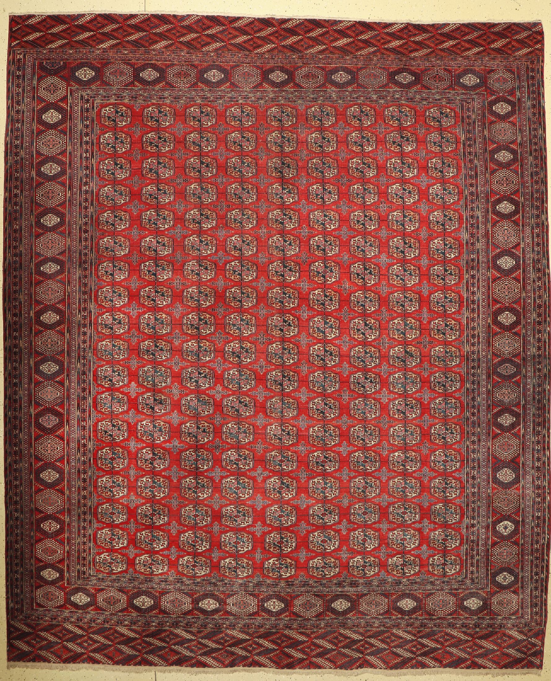 Hauptteppich, Turkmenistan, um 1940, Wolle auf Wolle, ca. 355 x 310 cm, EHZ: 2-3