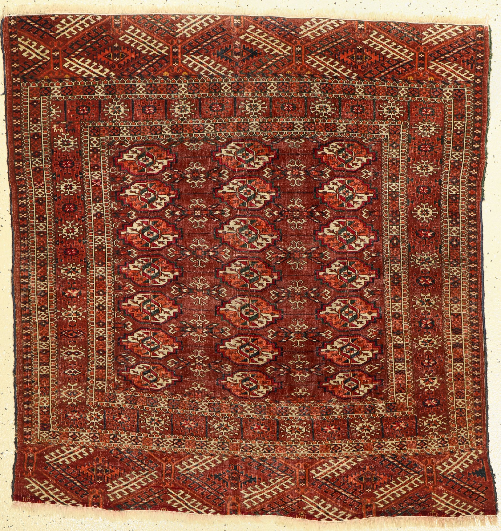 Tekke Herdteppich, Turkmenistan, um 1900, Wolle auf Wolle, ca. 120 x 113 cm, EHZ: 3-4