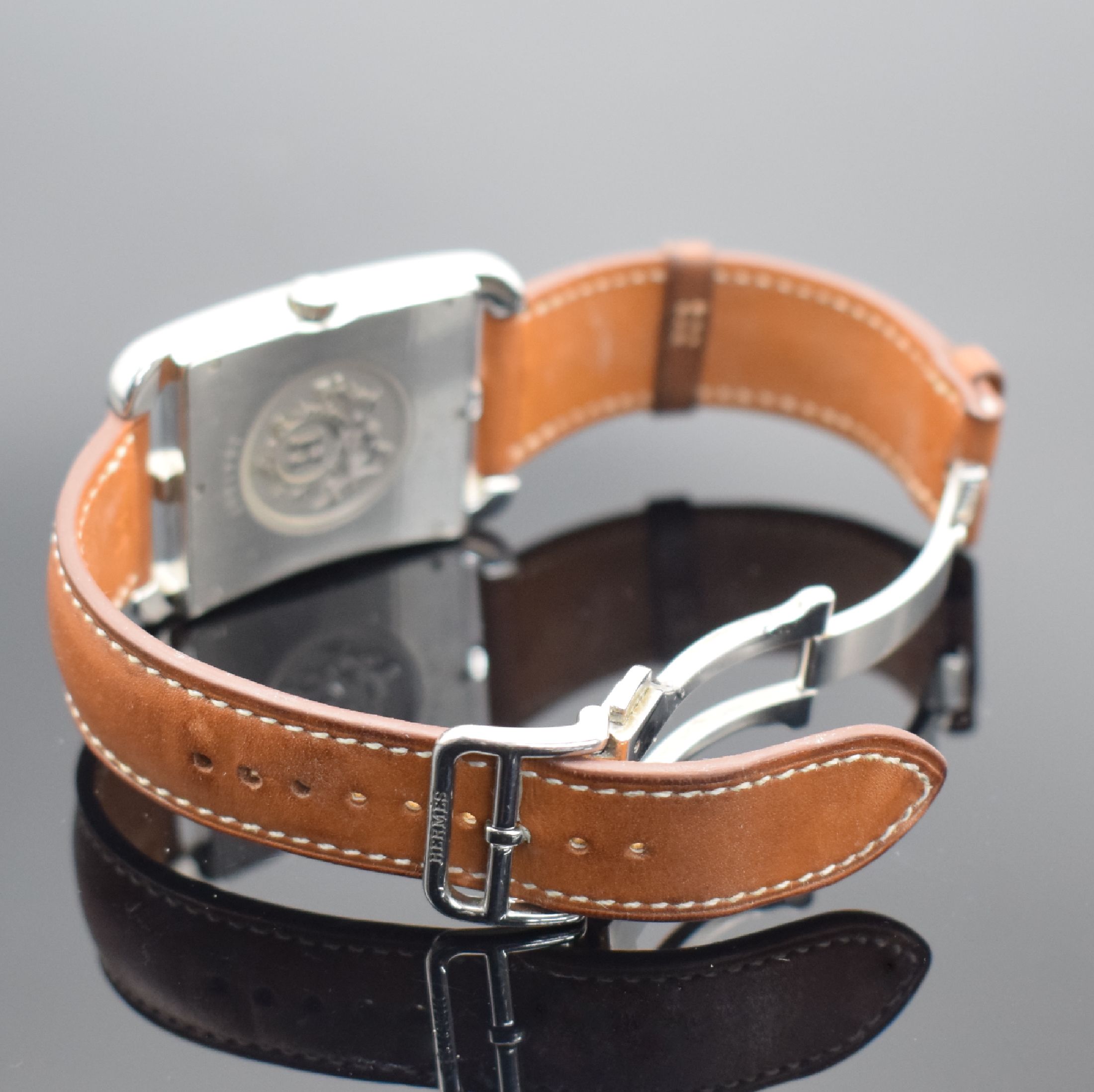 Detail b: HERMES Cape Cod Herrenarmbanduhr in Stahl, Schweiz um 2010, quarz, Ref. CC1.810, Boden m. H-Symbolik 6-fach verschr., neutr. Lederband m. orig. ...
