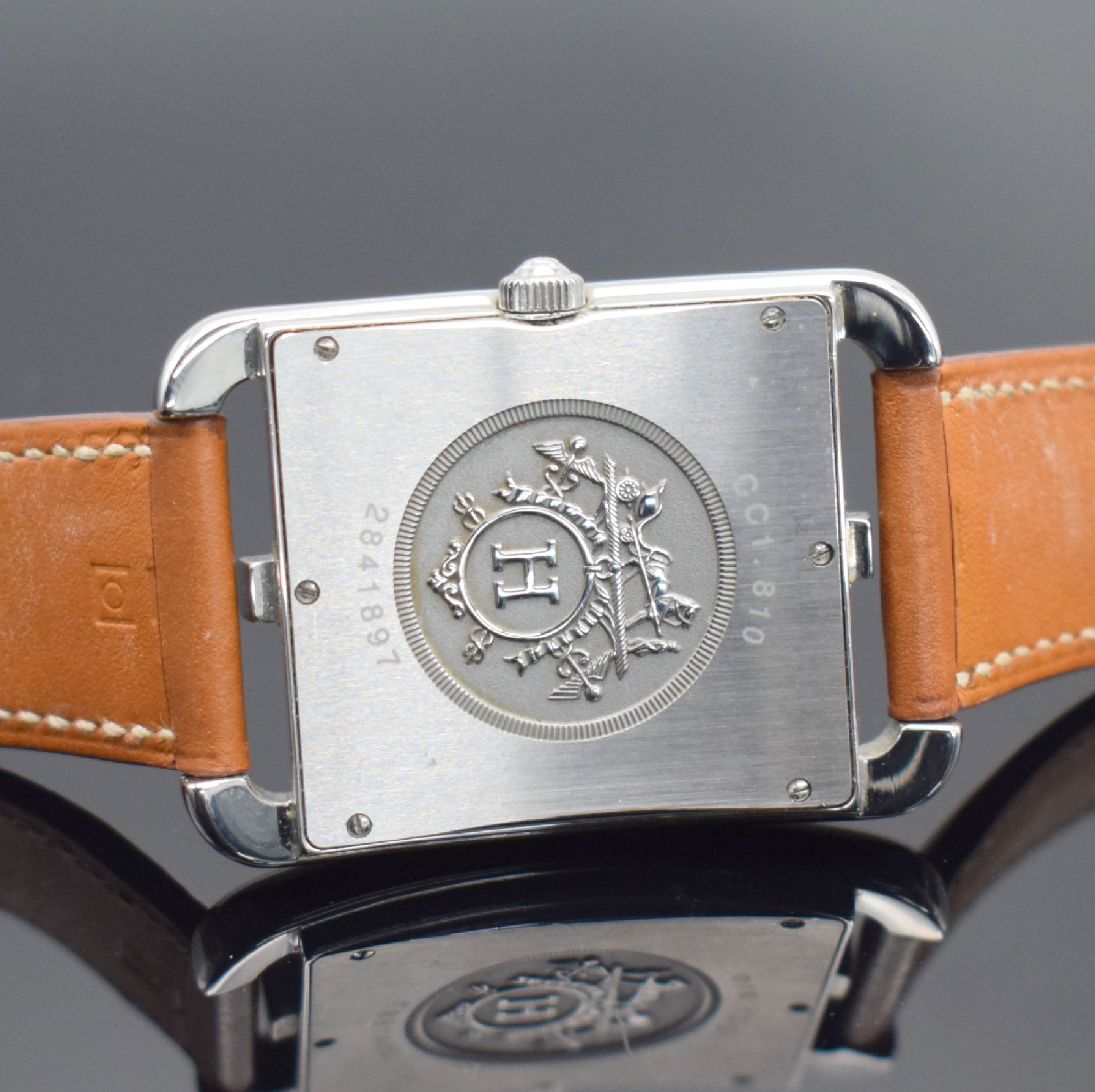 Detail d: HERMES Cape Cod Herrenarmbanduhr in Stahl, Schweiz um 2010, quarz, Ref. CC1.810, Boden m. H-Symbolik 6-fach verschr., neutr. Lederband m. orig. ...
