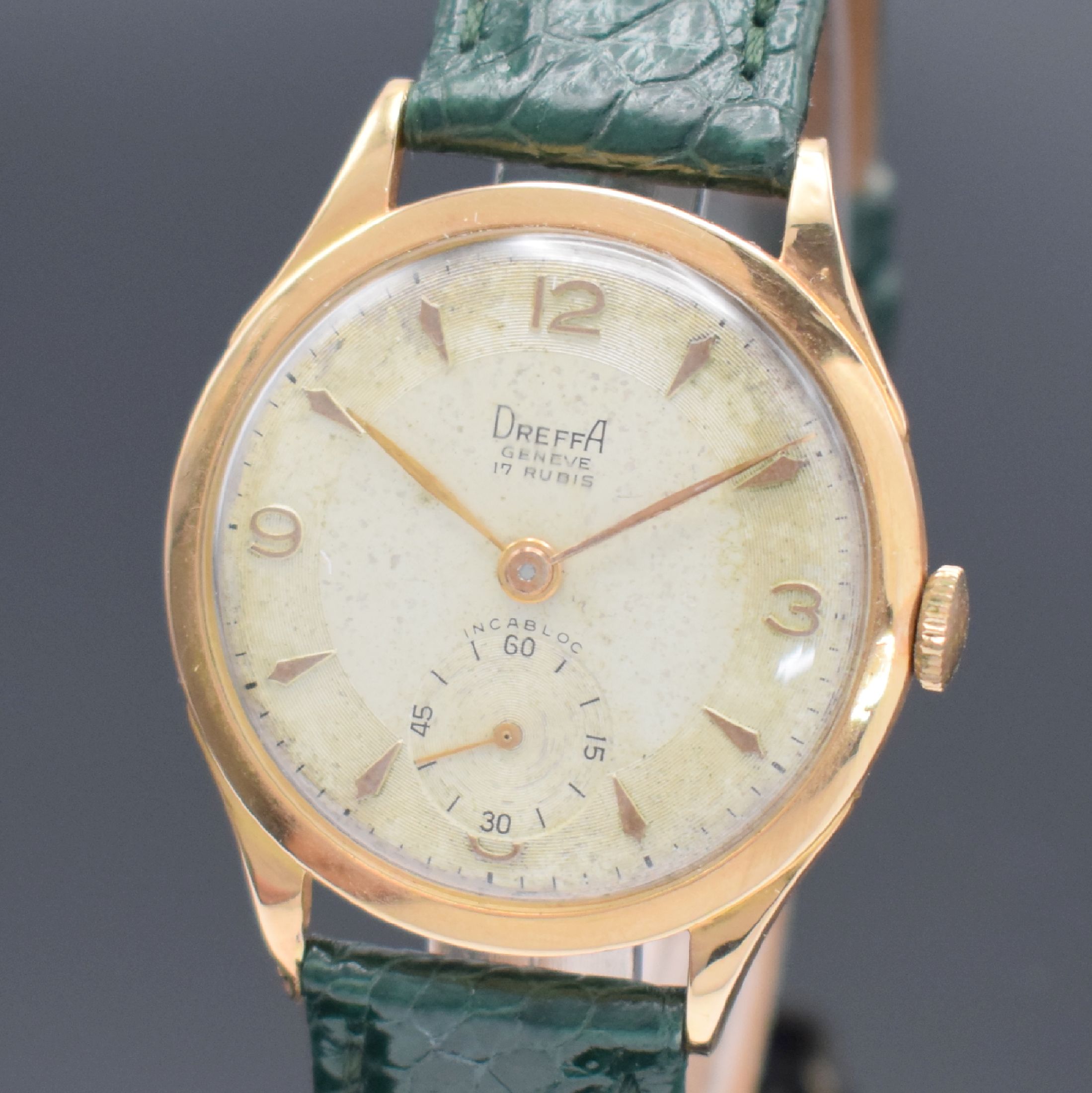 Detail a: DREFFA Geneve Herrenarmbanduhr in RG 750/000, Schweiz um 1950, Handaufzug, gedr. Boden dell., silb. Zifferbl. altersbed. pat./fl., gold. Std.-Ind. & ...