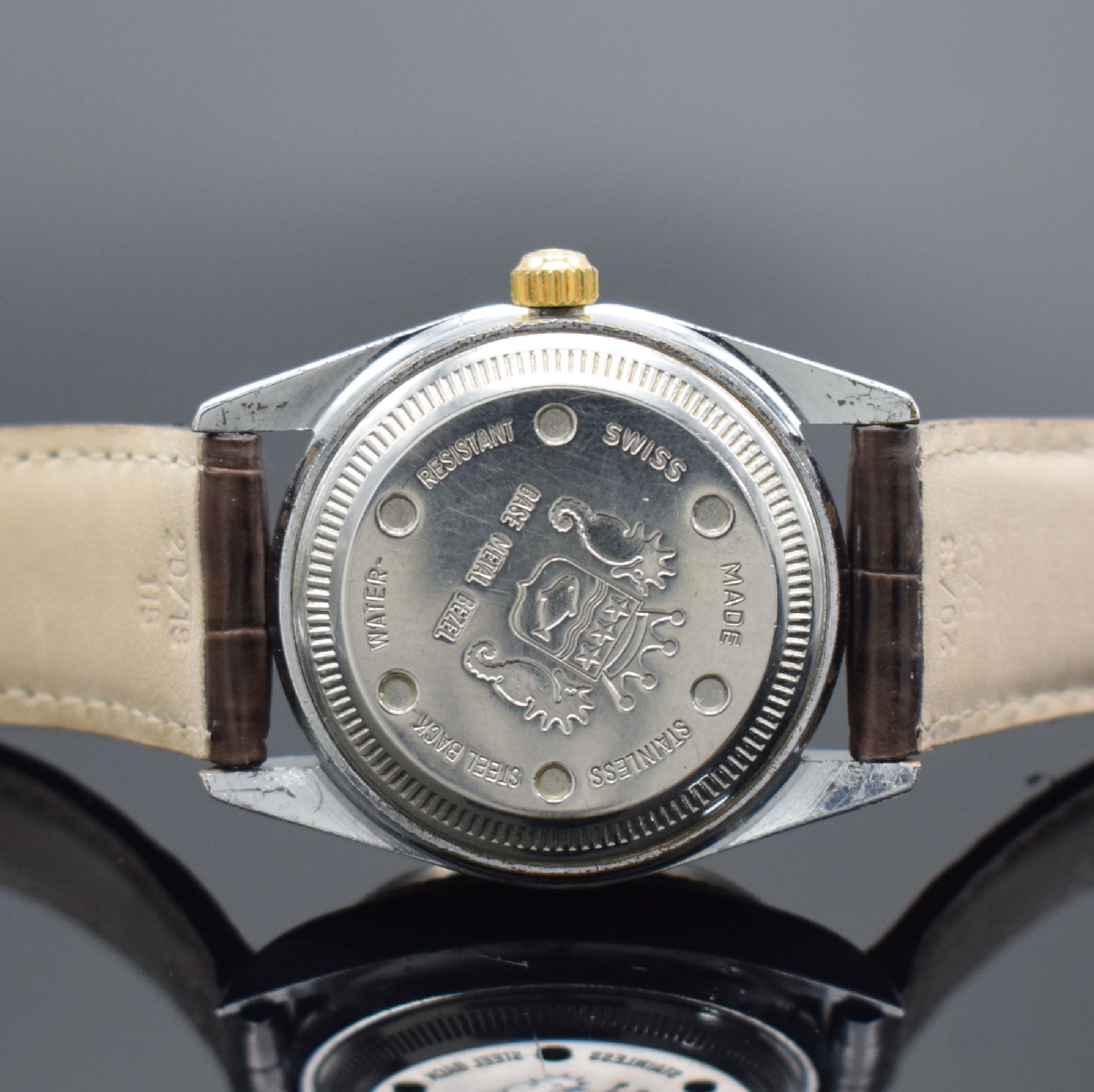 Detail c: SICURA Herrenarmbanduhr Day-Date, Schweiz um 1975, verchr. Geh., Stahlboden verschr., geriffelte Lünette verg., bordeaux-farb. Zifferbl. m. gold. ...