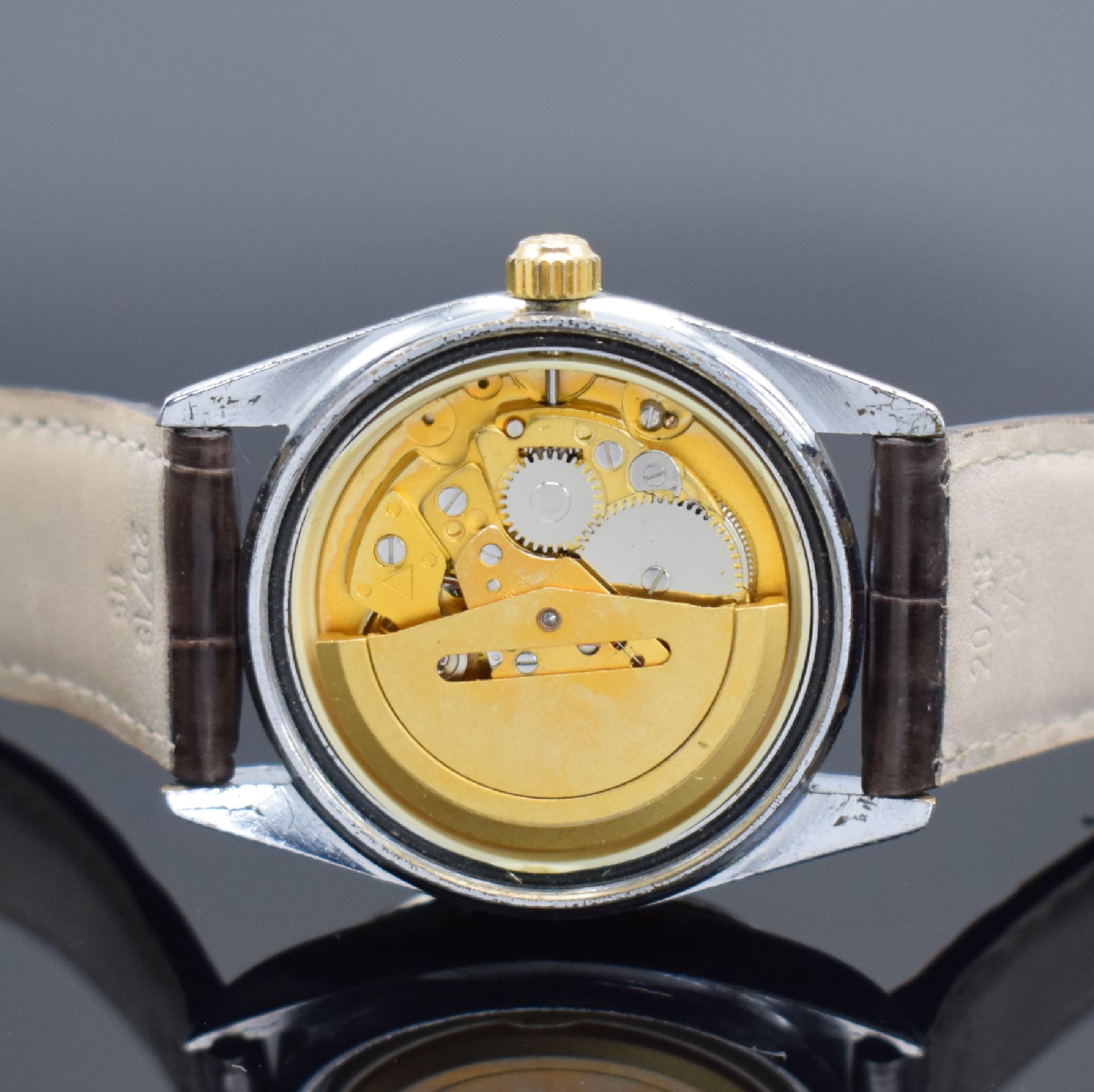 Detail d: SICURA Herrenarmbanduhr Day-Date, Schweiz um 1975, verchr. Geh., Stahlboden verschr., geriffelte Lünette verg., bordeaux-farb. Zifferbl. m. gold. ...