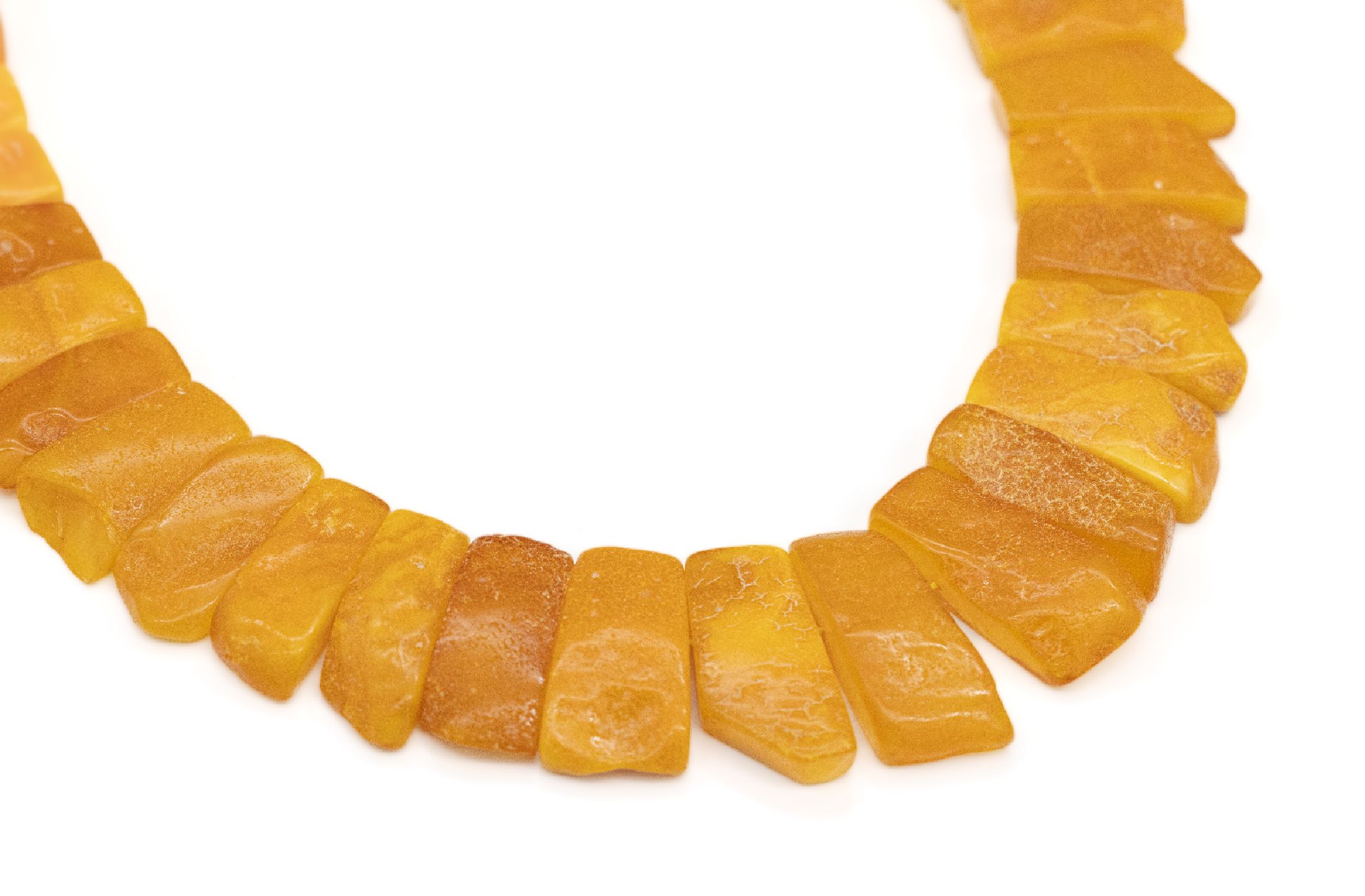 Bernstein-Collier, im Verlauf angeordnete Butterscotch-Stege, verschieden geformt, L. ca. 43 cm, Steckverschluss verg. mit US-Patent