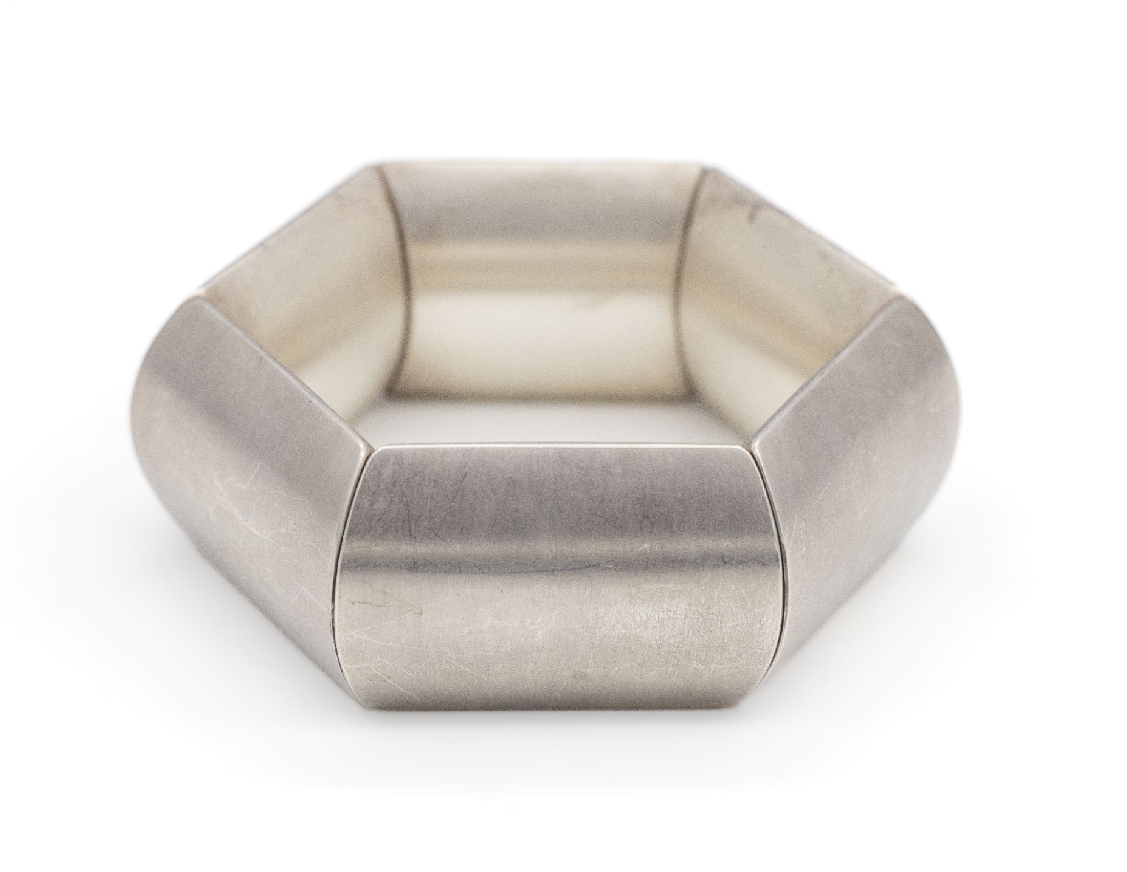 Design-Armreif, 925er Silber, hexagonal, 6 Glieder auf Stahlfeder, Oberfläche mattiert, l. Kratzer, D. ca. 5.5 cm, ca. 190 g, Meistermarke G ...