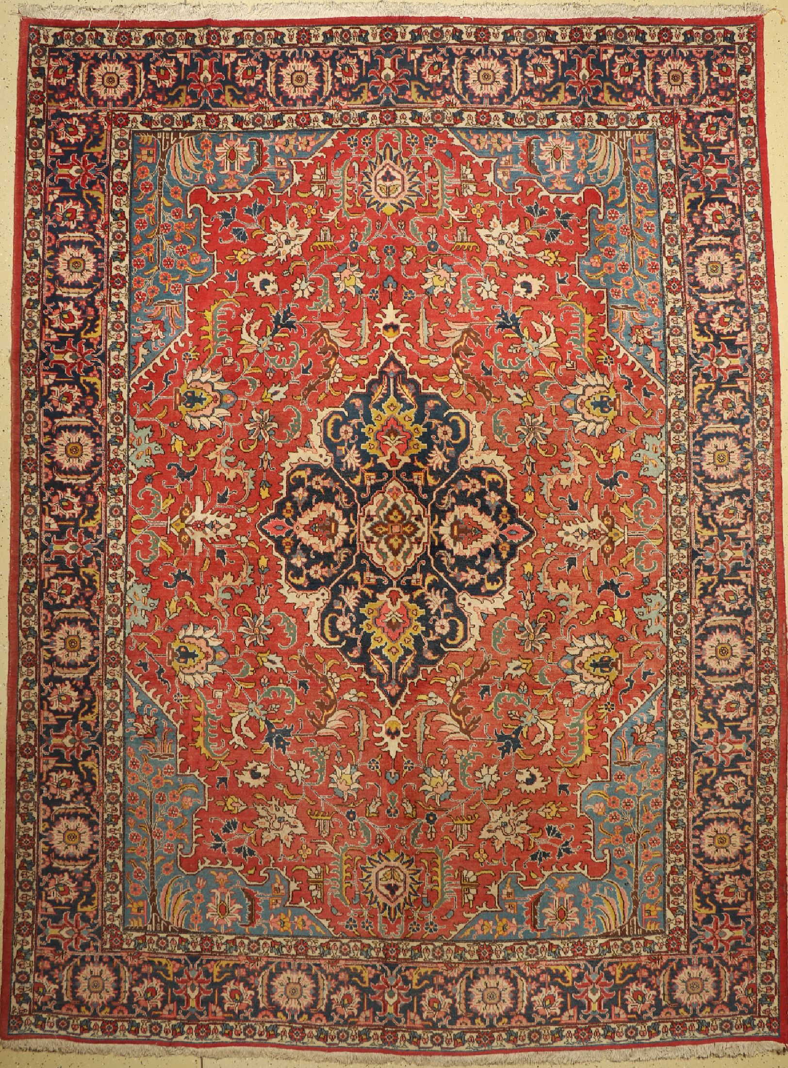 Täbriz alt, Persien, um 1930, Wolle auf Baumwolle, ca. 383 x 280 cm,(Mottenfraß am Rand), EHZ: 3