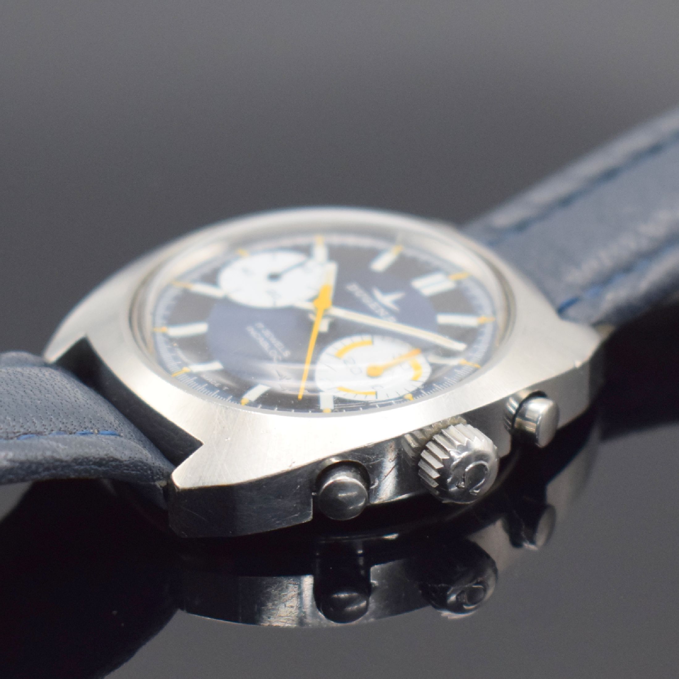 Detail b: DUGENA Herrenchronograph mit Kaliber Valjoux 7733 in Stahl, Schweiz um 1975, Handaufzug, Boden aufgedr., Omega Krone, blaues Zifferbl. m. Leuchtind. ...