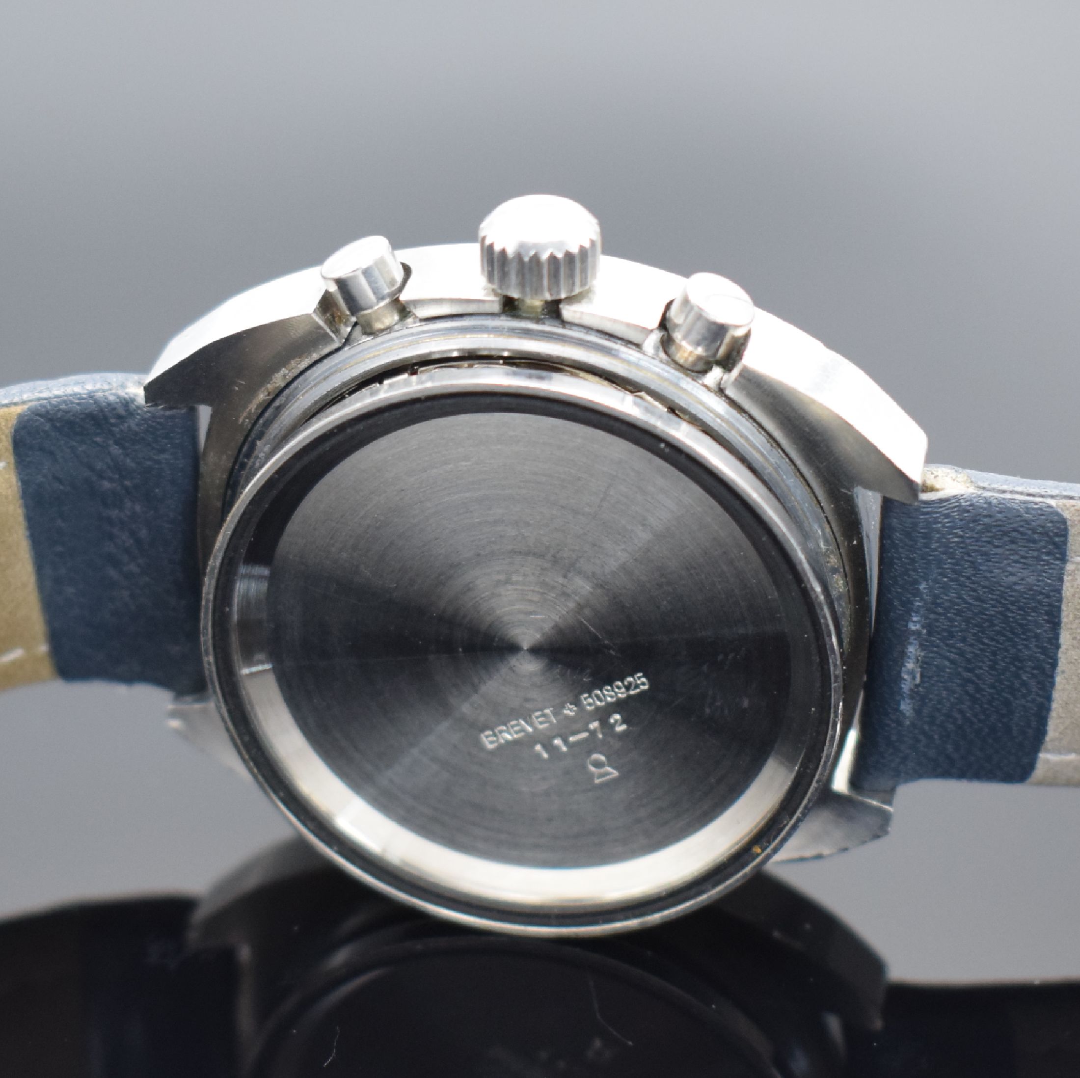 Detail e: DUGENA Herrenchronograph mit Kaliber Valjoux 7733 in Stahl, Schweiz um 1975, Handaufzug, Boden aufgedr., Omega Krone, blaues Zifferbl. m. Leuchtind. ...