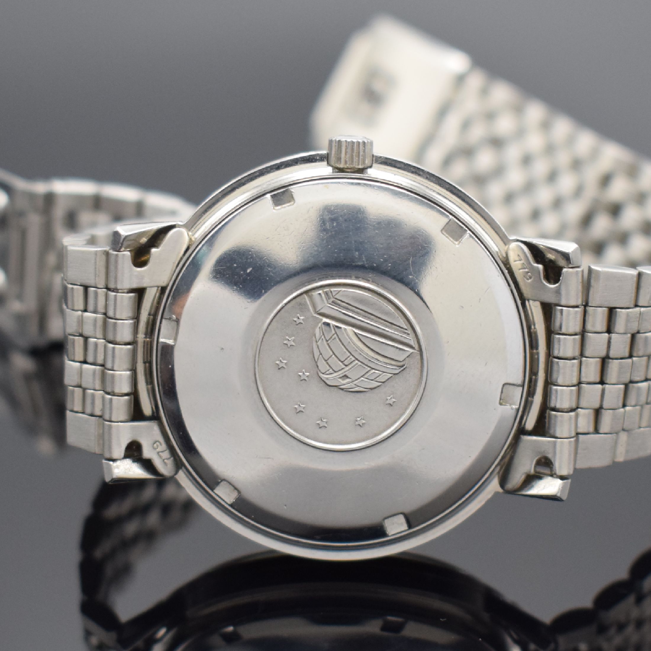 Detail d: OMEGA Constellation Herrenarmbanduhr in Stahl, Schweiz um 1968, Automatik, Ref. 168.004, Boden m. Darst. Sternwarte verschr., orig. Stahlband m. ...