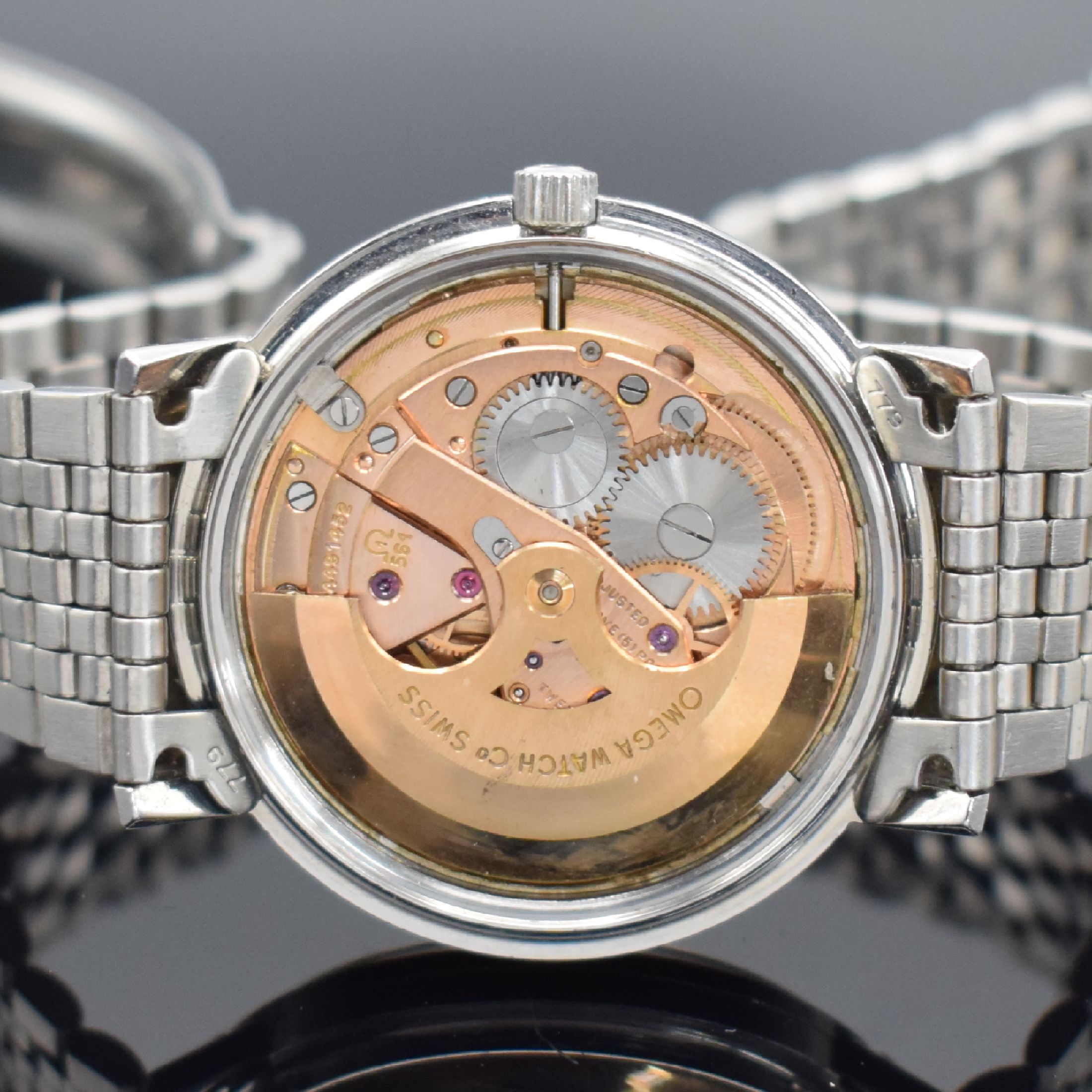 Detail e: OMEGA Constellation Herrenarmbanduhr in Stahl, Schweiz um 1968, Automatik, Ref. 168.004, Boden m. Darst. Sternwarte verschr., orig. Stahlband m. ...