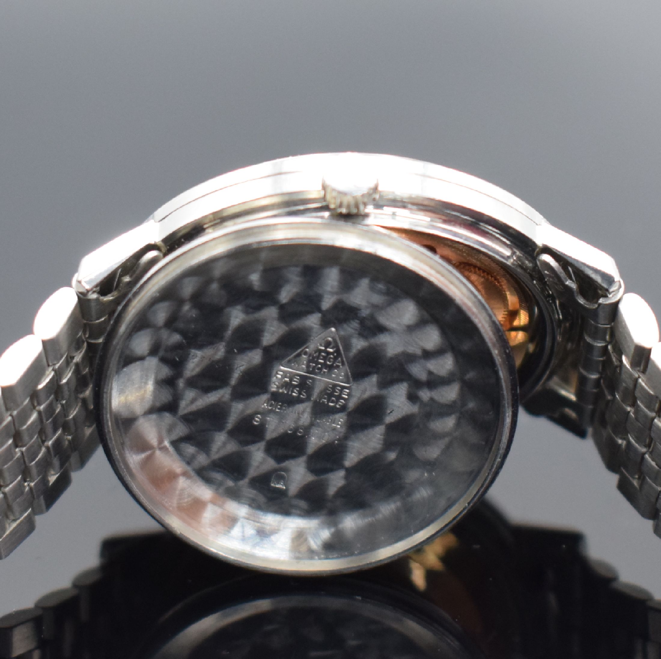 Detail g: OMEGA Constellation Herrenarmbanduhr in Stahl, Schweiz um 1968, Automatik, Ref. 168.004, Boden m. Darst. Sternwarte verschr., orig. Stahlband m. ...
