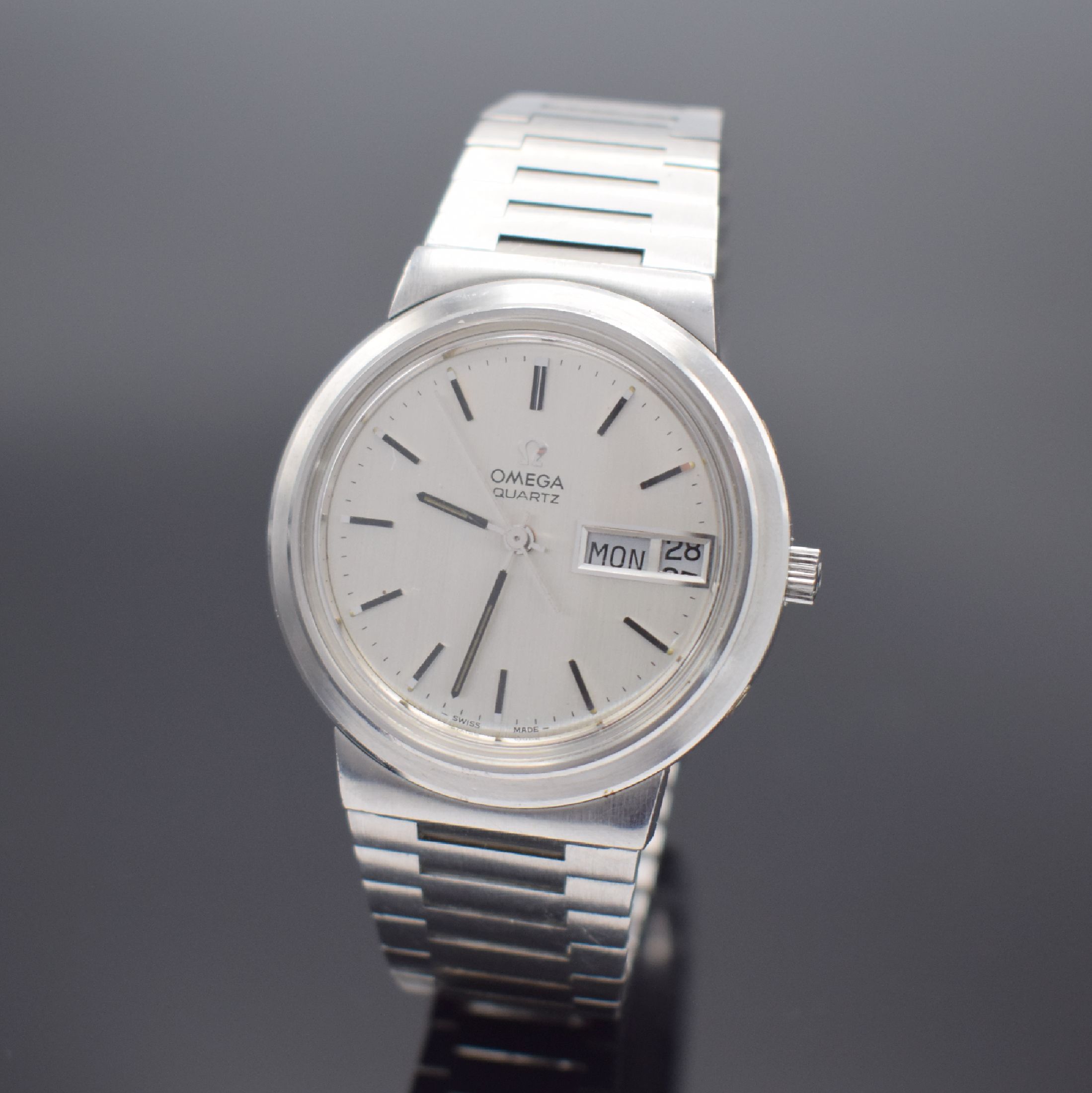 OMEGA Herrenarmbanduhr in Stahl, Schweiz um 1973, quarz, Ref. 196.0058, Boden aufgedr., Korrekturdr. seitl. b. 2 & 4 eingel., silb. Zifferbl. m. ...