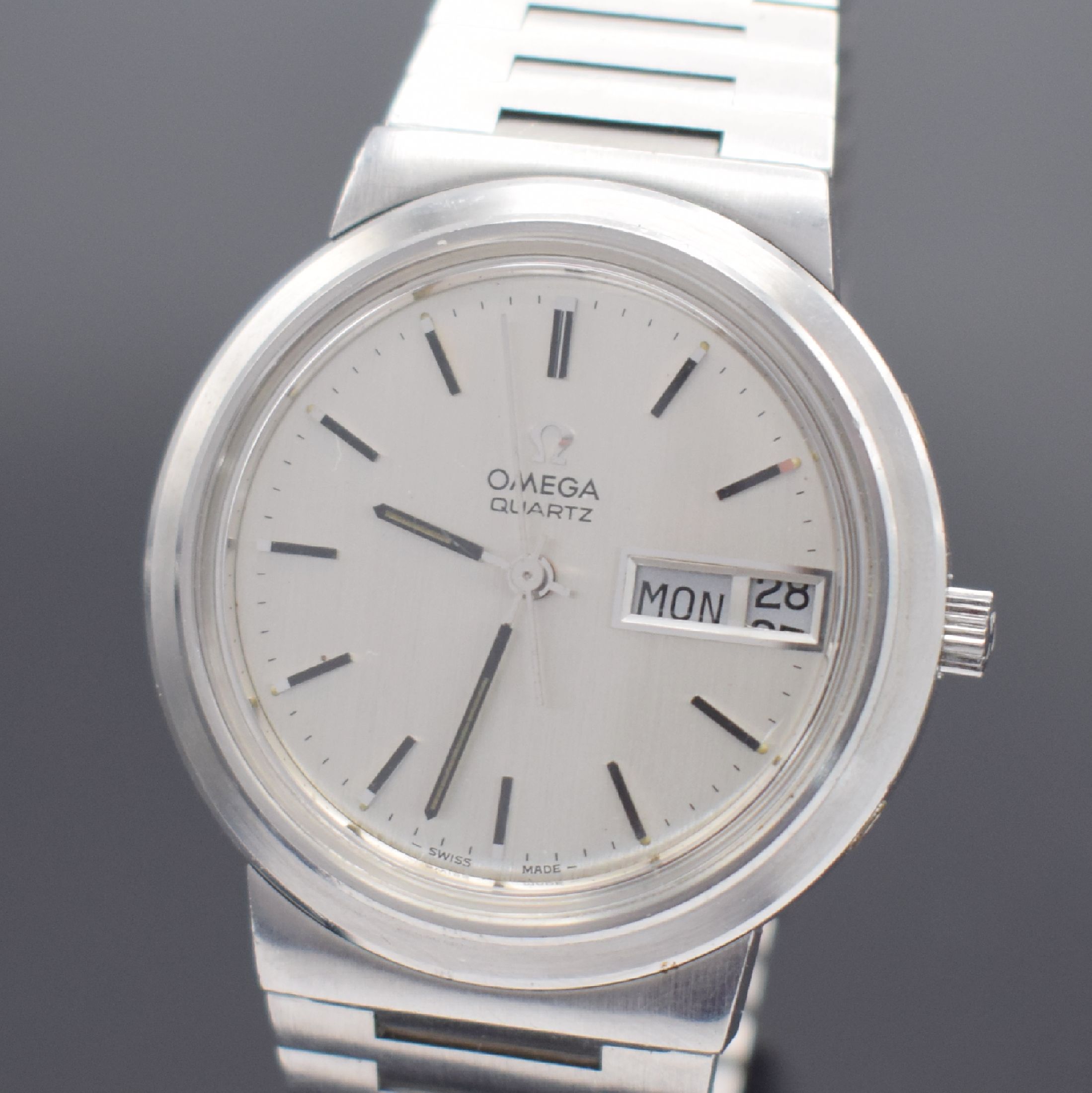 Detail a: OMEGA Herrenarmbanduhr in Stahl, Schweiz um 1973, quarz, Ref. 196.0058, Boden aufgedr., Korrekturdr. seitl. b. 2 & 4 eingel., silb. Zifferbl. m. ...