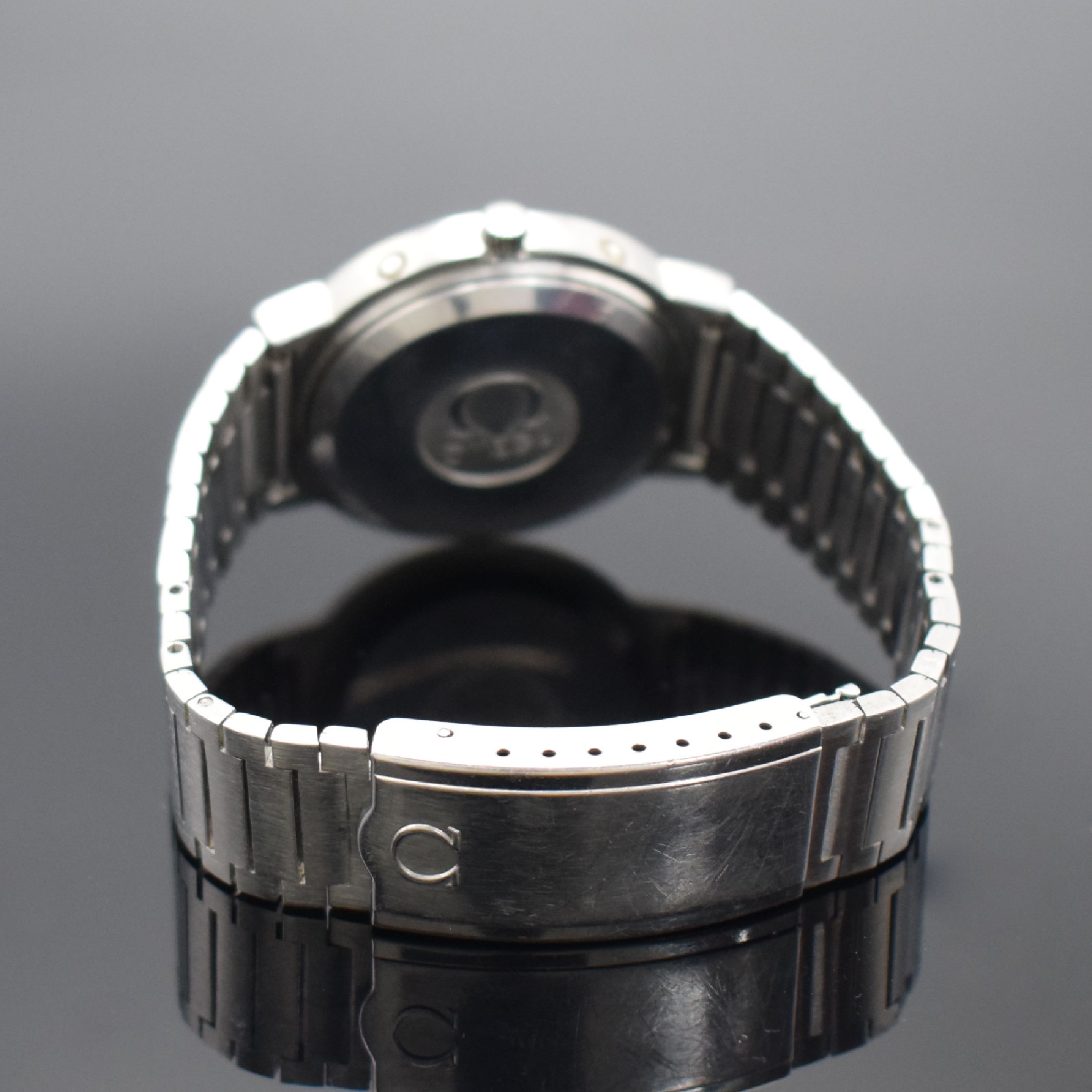Detail b: OMEGA Herrenarmbanduhr in Stahl, Schweiz um 1973, quarz, Ref. 196.0058, Boden aufgedr., Korrekturdr. seitl. b. 2 & 4 eingel., silb. Zifferbl. m. ...