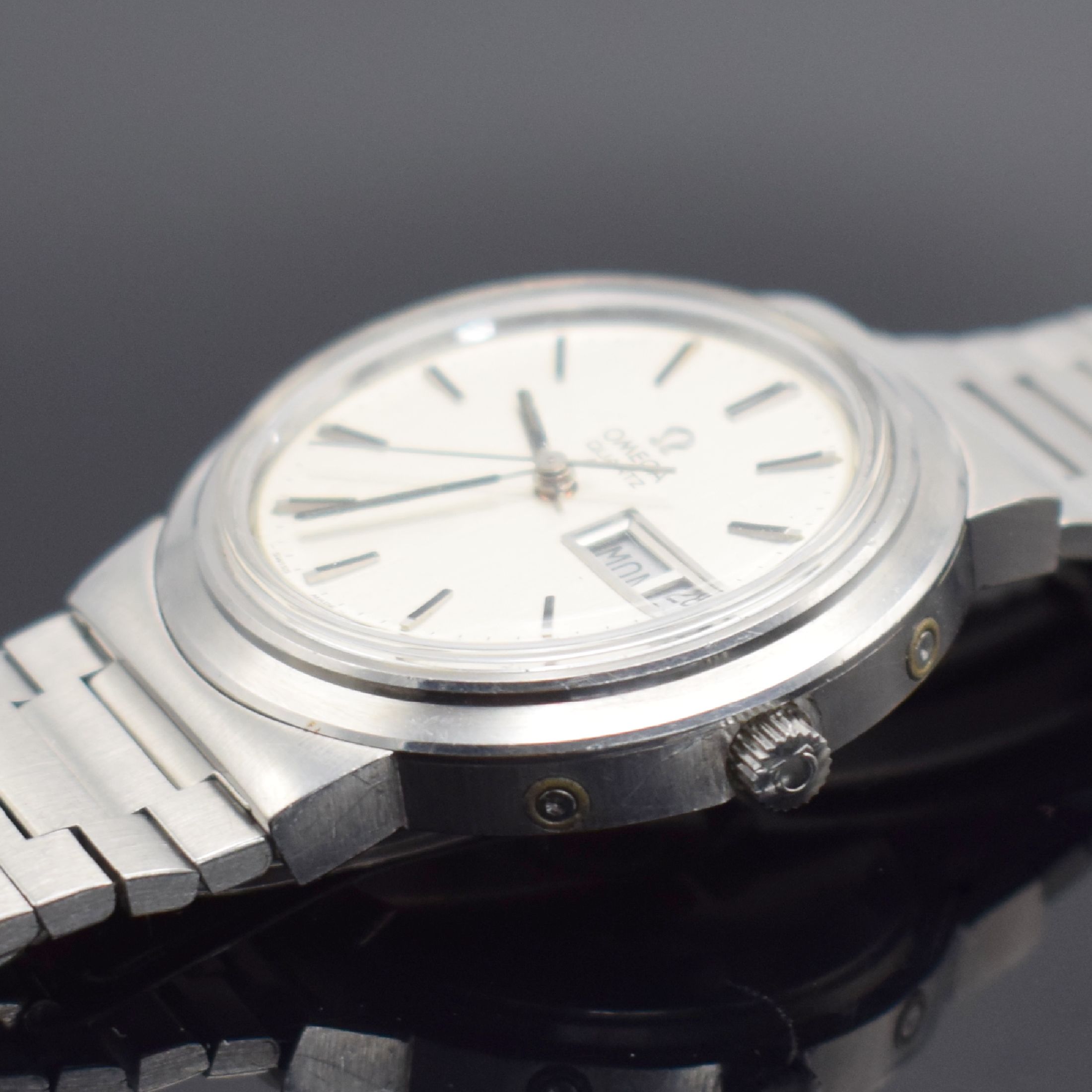 Detail c: OMEGA Herrenarmbanduhr in Stahl, Schweiz um 1973, quarz, Ref. 196.0058, Boden aufgedr., Korrekturdr. seitl. b. 2 & 4 eingel., silb. Zifferbl. m. ...