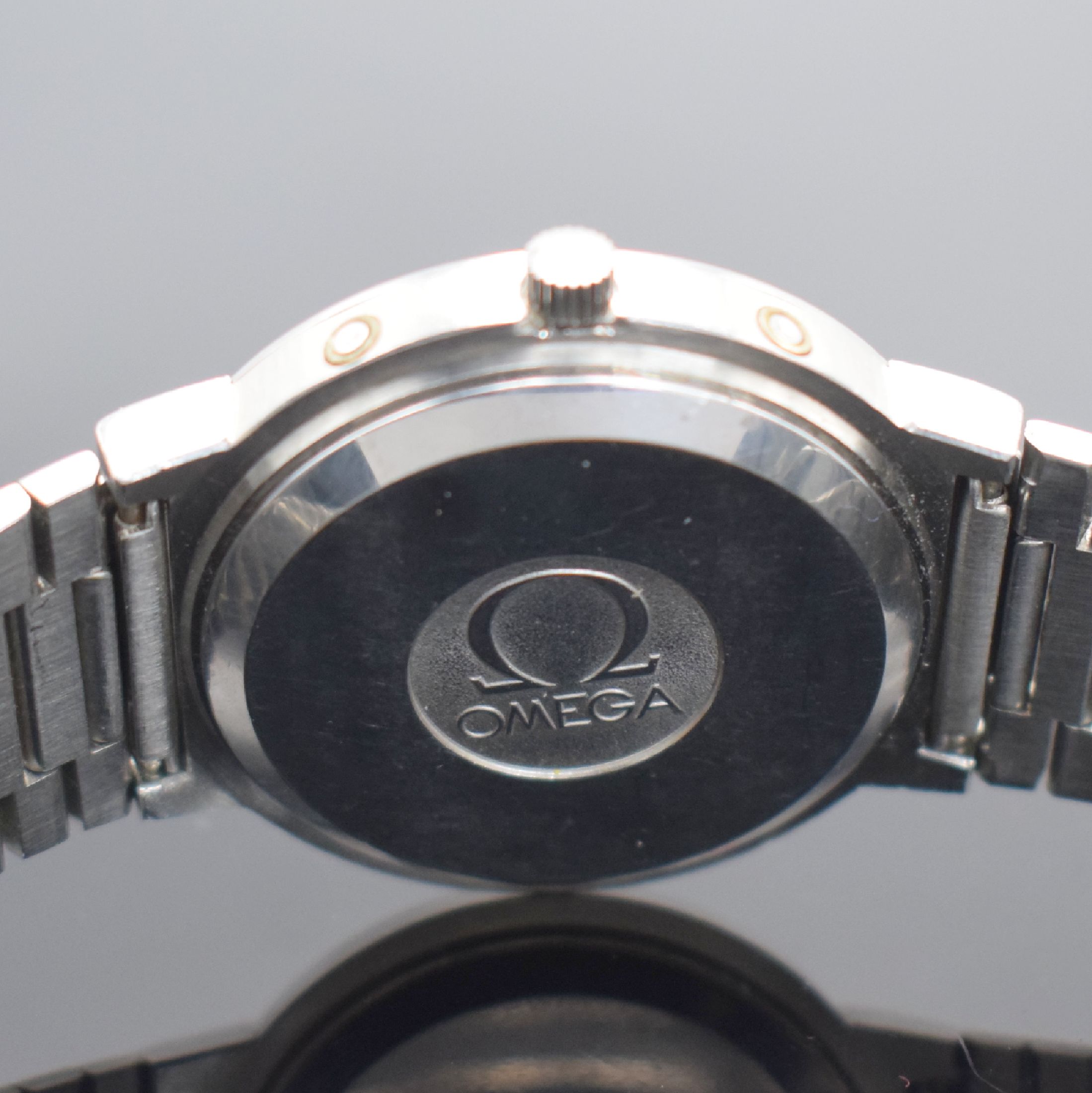Detail d: OMEGA Herrenarmbanduhr in Stahl, Schweiz um 1973, quarz, Ref. 196.0058, Boden aufgedr., Korrekturdr. seitl. b. 2 & 4 eingel., silb. Zifferbl. m. ...