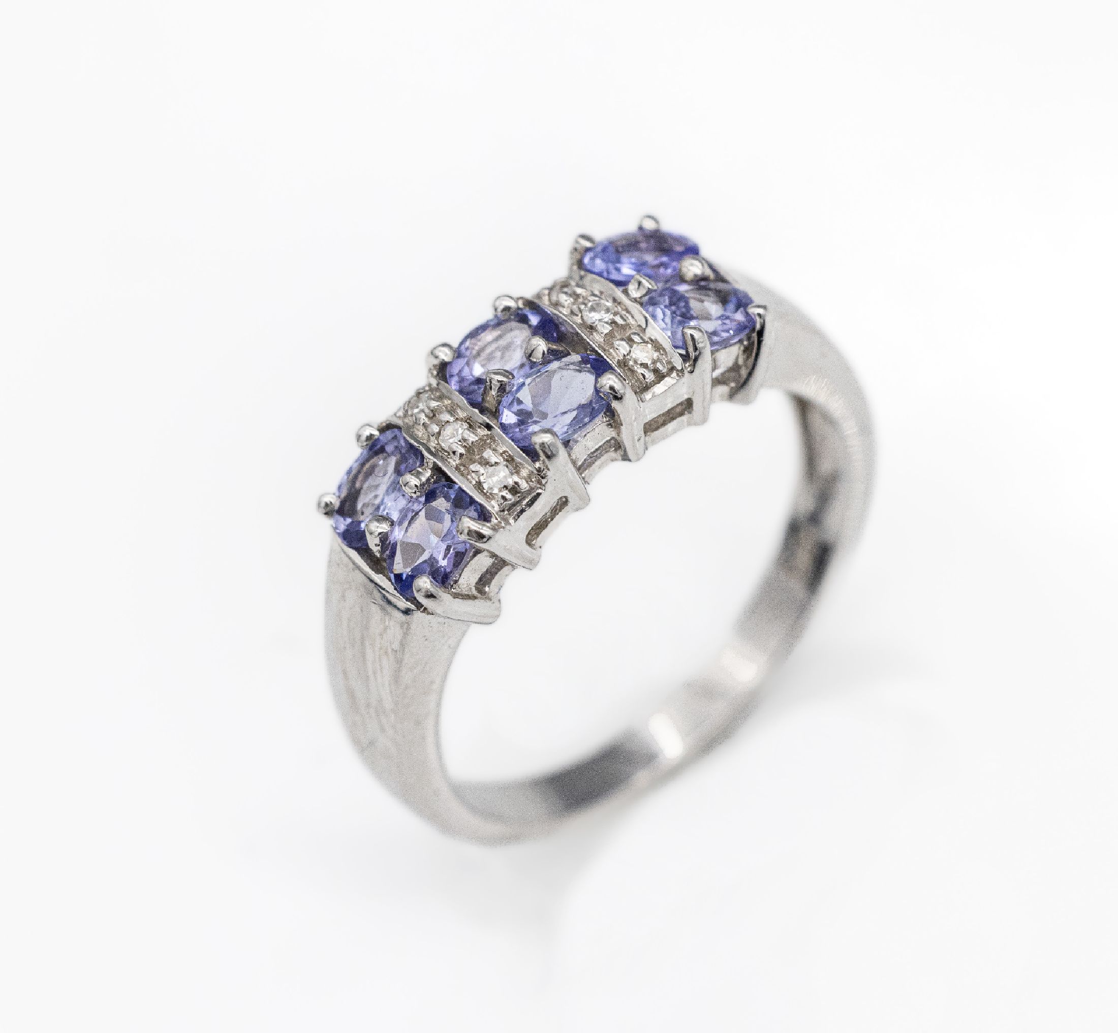 9 kt Gold Tansanit-Diamant-Ring, WG 375/000, 6 ovalfacett. Tansanite zus. ca. 0.80 ct, 6 8/8-Diam. zus. ca. 0.03 ct Weiß/p1,total ca. 3.2 g, RW 54
