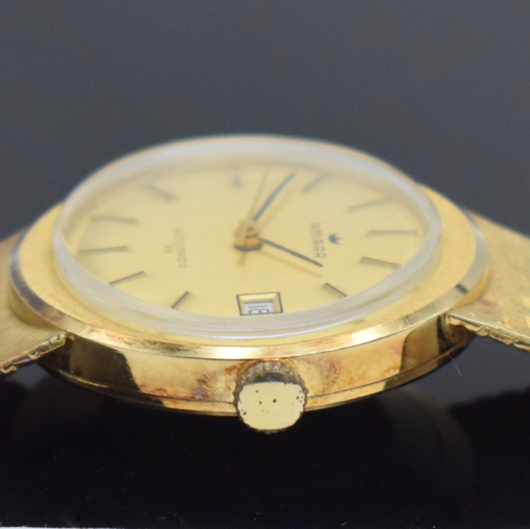 Detail d: AMARA Herrengoldbanduhr in GG 585/000, Schweiz um 1965, Automatik, 2-teil. Gehäuse, Boden aufgedr., Milanaiseband, verg. Zifferbl. m. aufges. ...