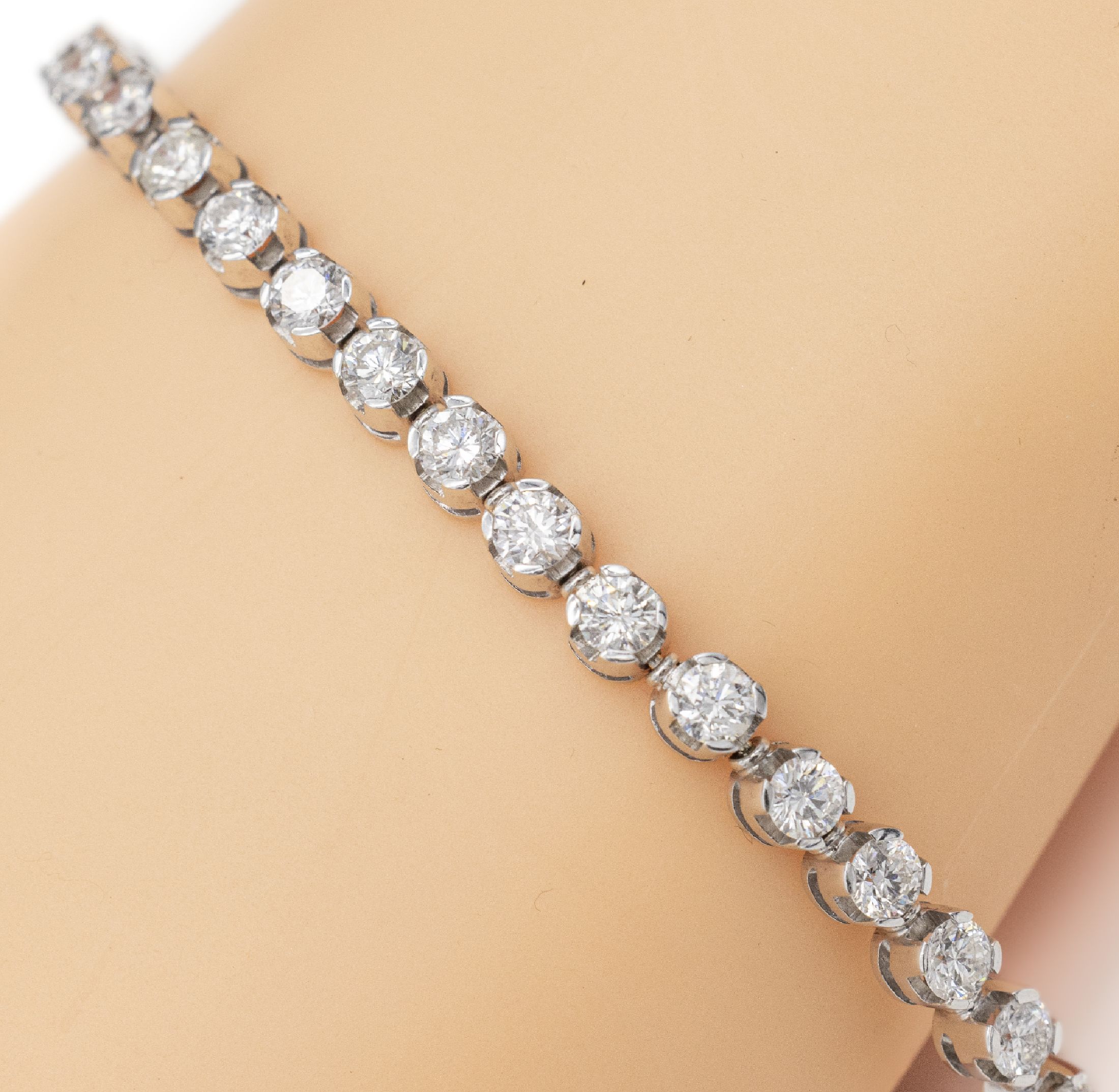 18 kt Gold Brillant-Riviere Armband, WG 750/000, 38 Brillanten zus. ca. 6.84 ct Weiß- l.get.Weiß/si-p1, ca. 20.0 g, L. ca. 20.5 cm, Kastenschloß ...