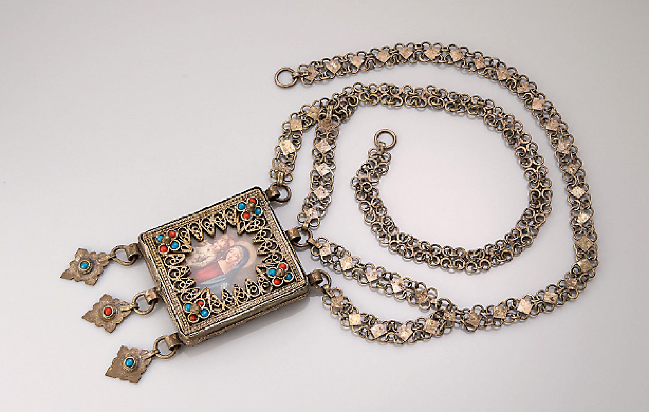 Devotionalie, deutsch um 1880-90, Metall versilbert, gr. Anhänger, ca. 8 x 6.5 cm, mit bewegl. Abhängungen, Darstellung Jesus als Kind mit Maria, ...