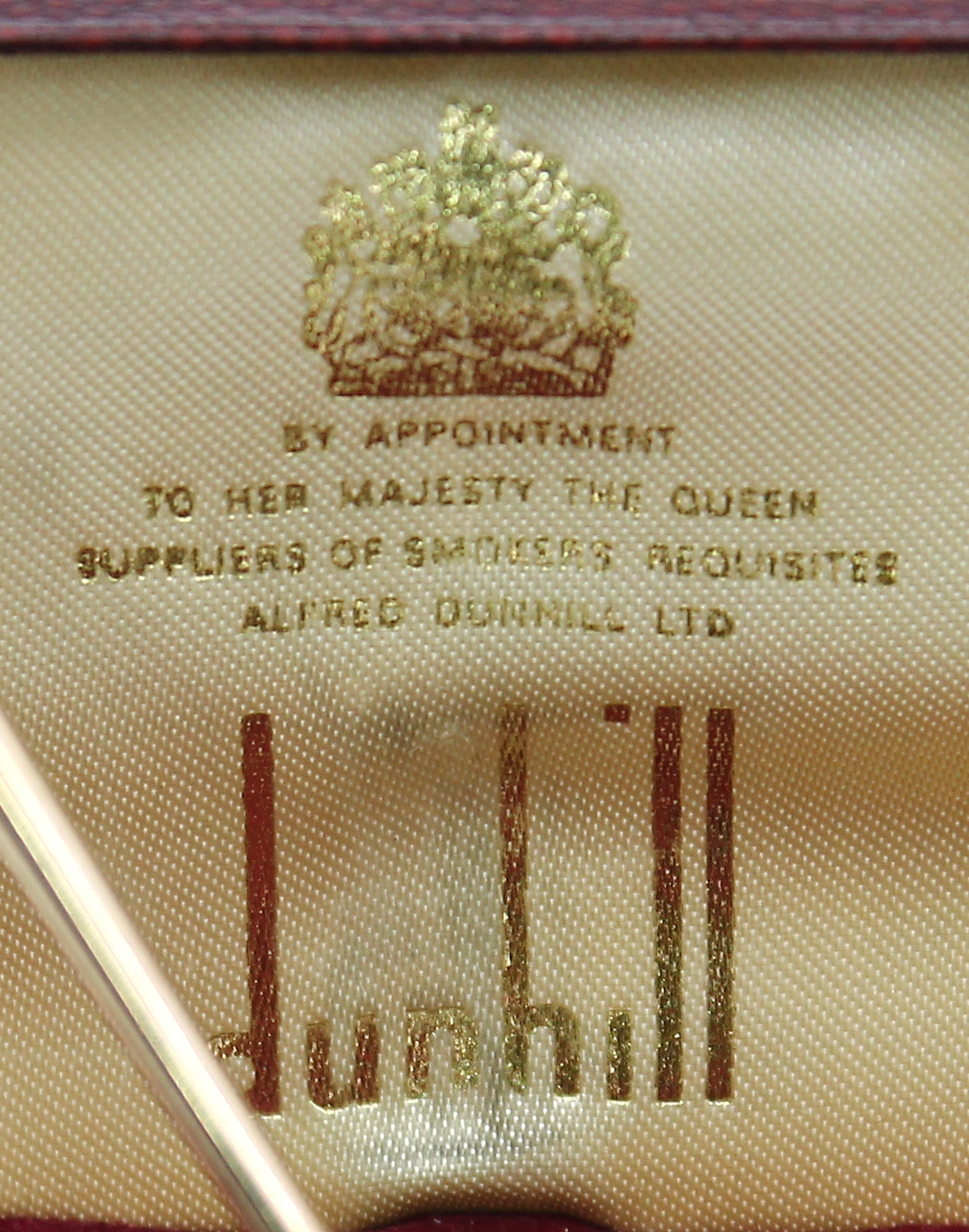Detail a: 9 kt Gold Zigarettenspitze, GG 375/000, England um 1910/20, länglich konisch, mit aufgelegtem floralem Element, 3 kl. 8/8- Diamanten und 3 ...