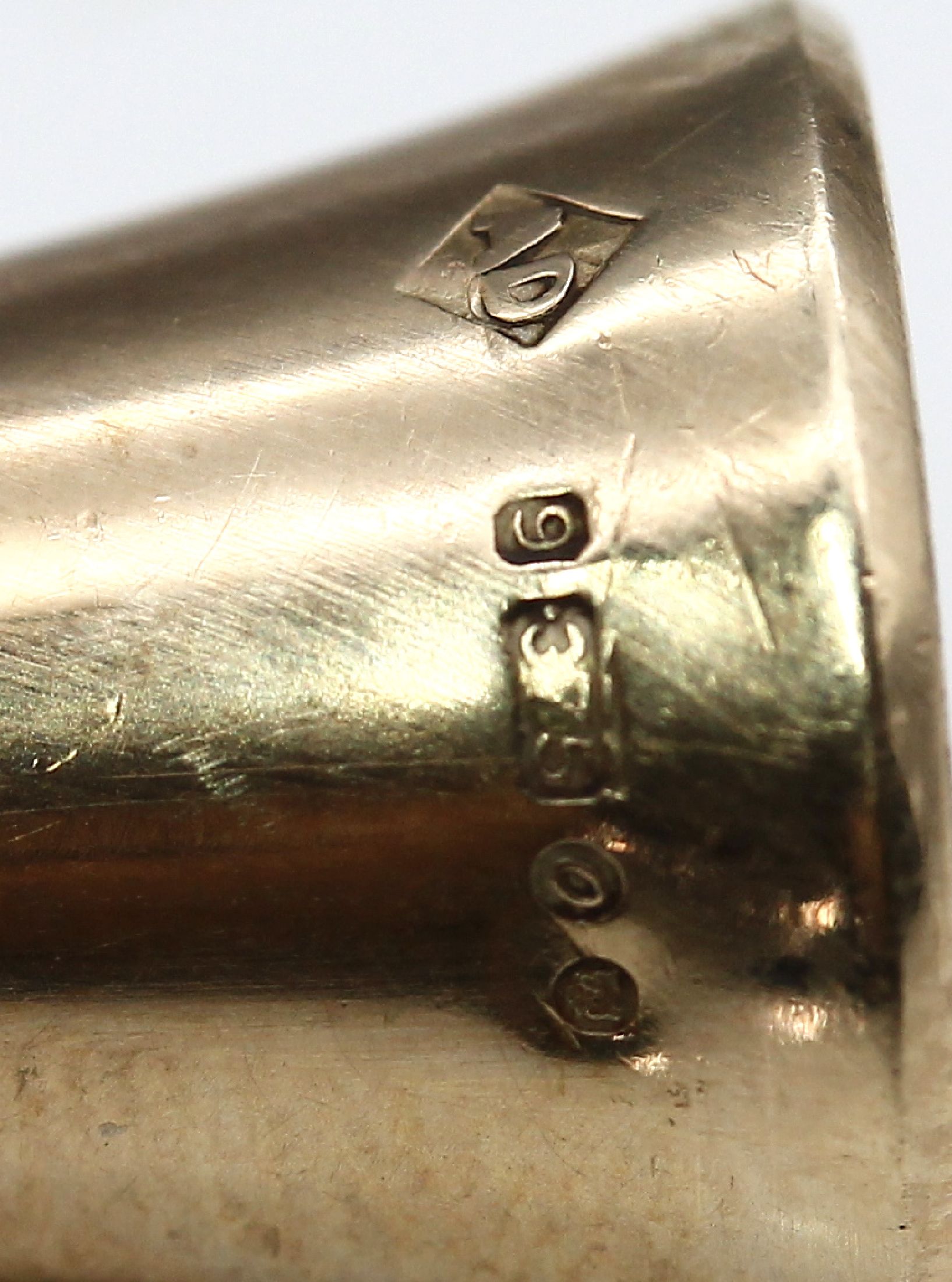 Detail b: 9 kt Gold Zigarettenspitze, GG 375/000, England um 1910/20, länglich konisch, mit aufgelegtem floralem Element, 3 kl. 8/8- Diamanten und 3 ...