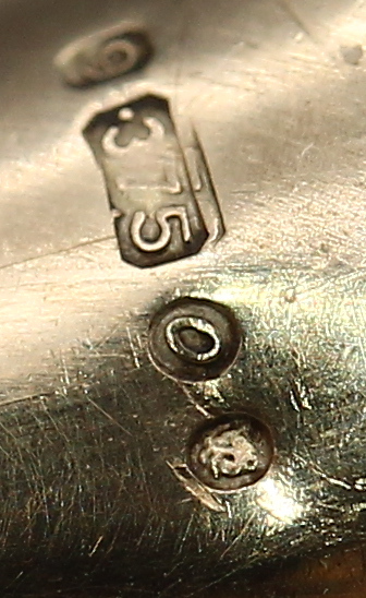 Detail c: 9 kt Gold Zigarettenspitze, GG 375/000, England um 1910/20, länglich konisch, mit aufgelegtem floralem Element, 3 kl. 8/8- Diamanten und 3 ...