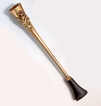 Detail d: 9 kt Gold Zigarettenspitze, GG 375/000, England um 1910/20, länglich konisch, mit aufgelegtem floralem Element, 3 kl. 8/8- Diamanten und 3 ...
