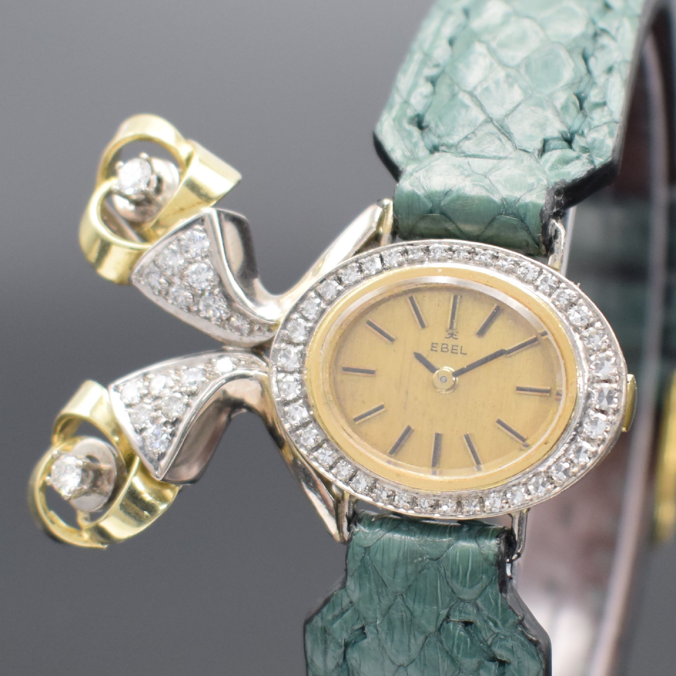Detail a: EBEL ausgefallene Damenarmbanduhr in GG/WG 750/000 & 585/000 mit Diamantenbesatz, Schweiz um 1970, Handaufzug, Sonderanfertigung auf Kd.-Wunsch, ...