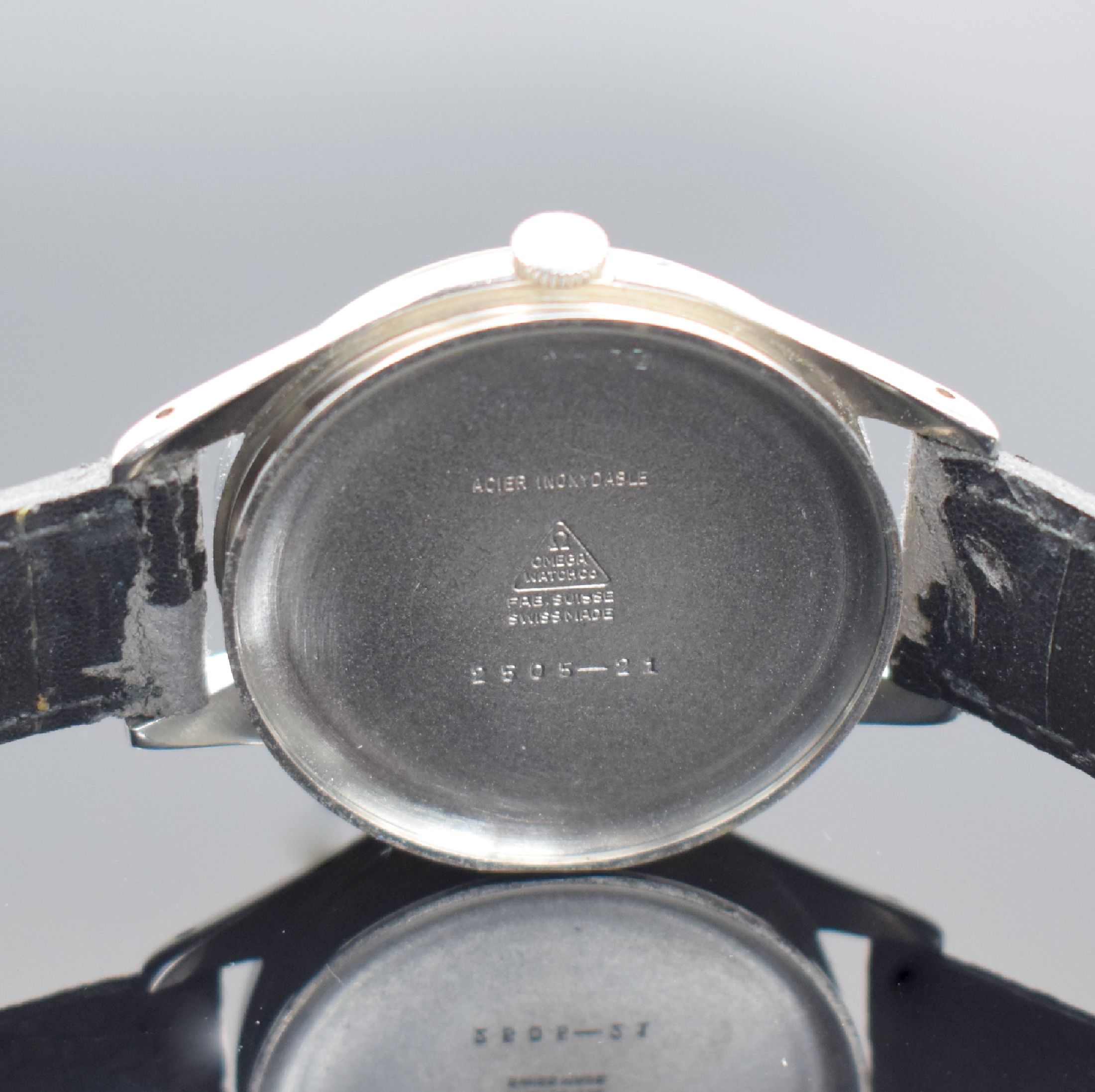 Detail e: OMEGA große Herrenarmbanduhr D. ca. 38 mm in Stahl Referenz 2505-21, Schweiz um 1950, Handaufzug, Boden aufgedr., silb. Duoton- Zifferbl. rest., ...