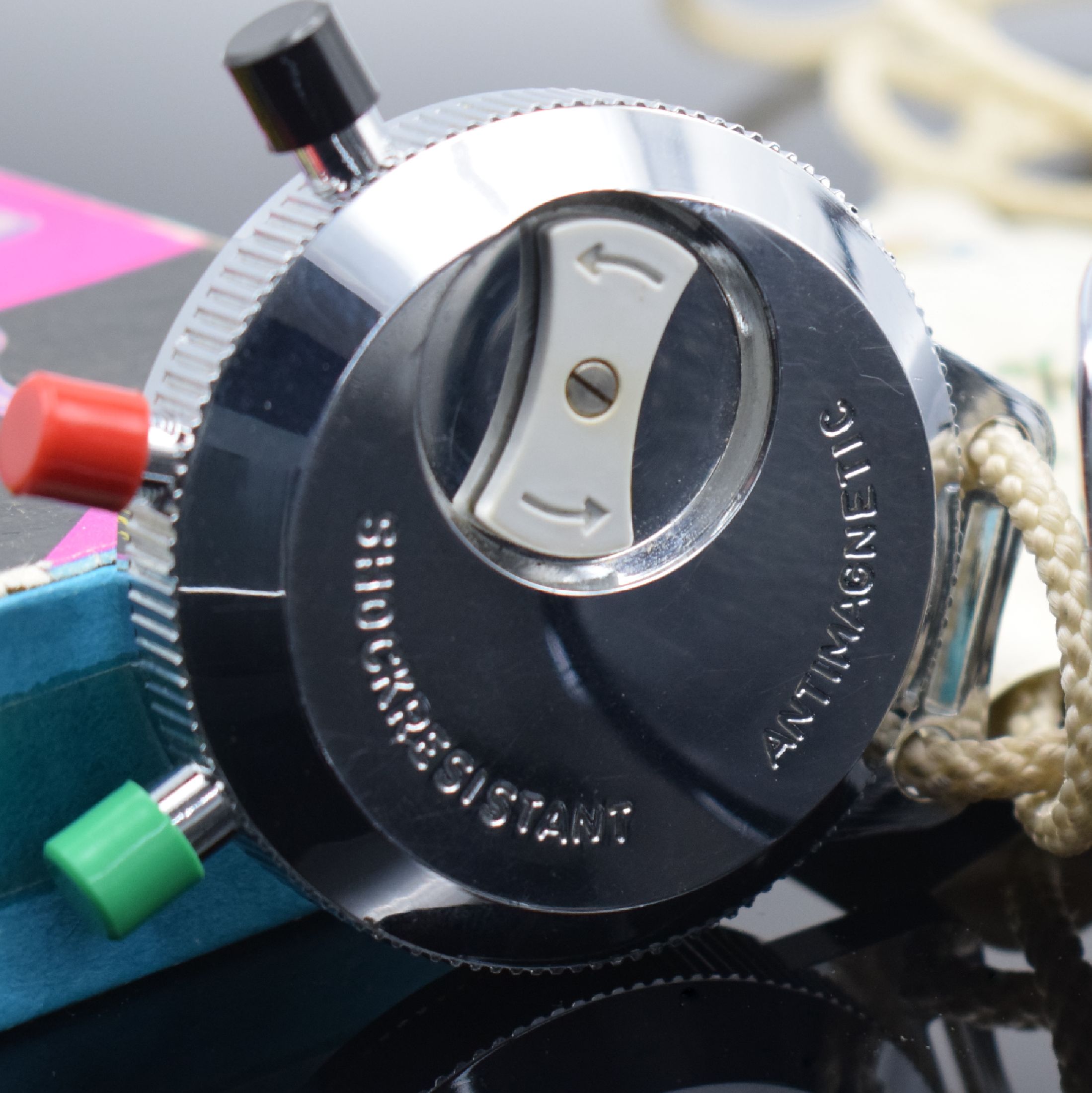 Detail d: HEUER & HANHART 2 verchromte Stoppuhren, 1) Heuer, Schweiz um 1930, Emailzifferbl. riss./besch., 30-Sek.- & 15-Min.-Stoppzähler, D. ca. 51 mm, ...