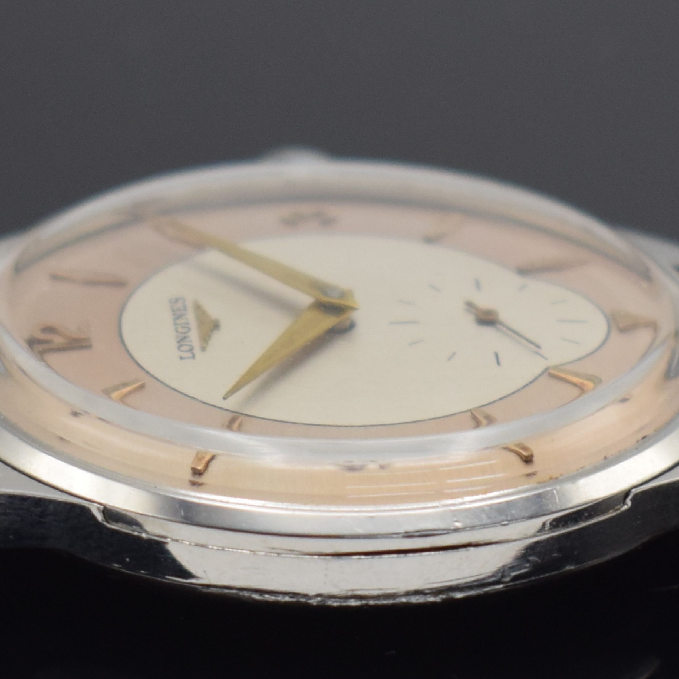 Detail e: LONGINES große Herrenarmbanduhr 37,5 mm in Stahl Referenz 4914 mit Longines Etui, Schweiz um 1956, Handaufzug, 3-teil. Geh., Boden gedr., rest. ...
