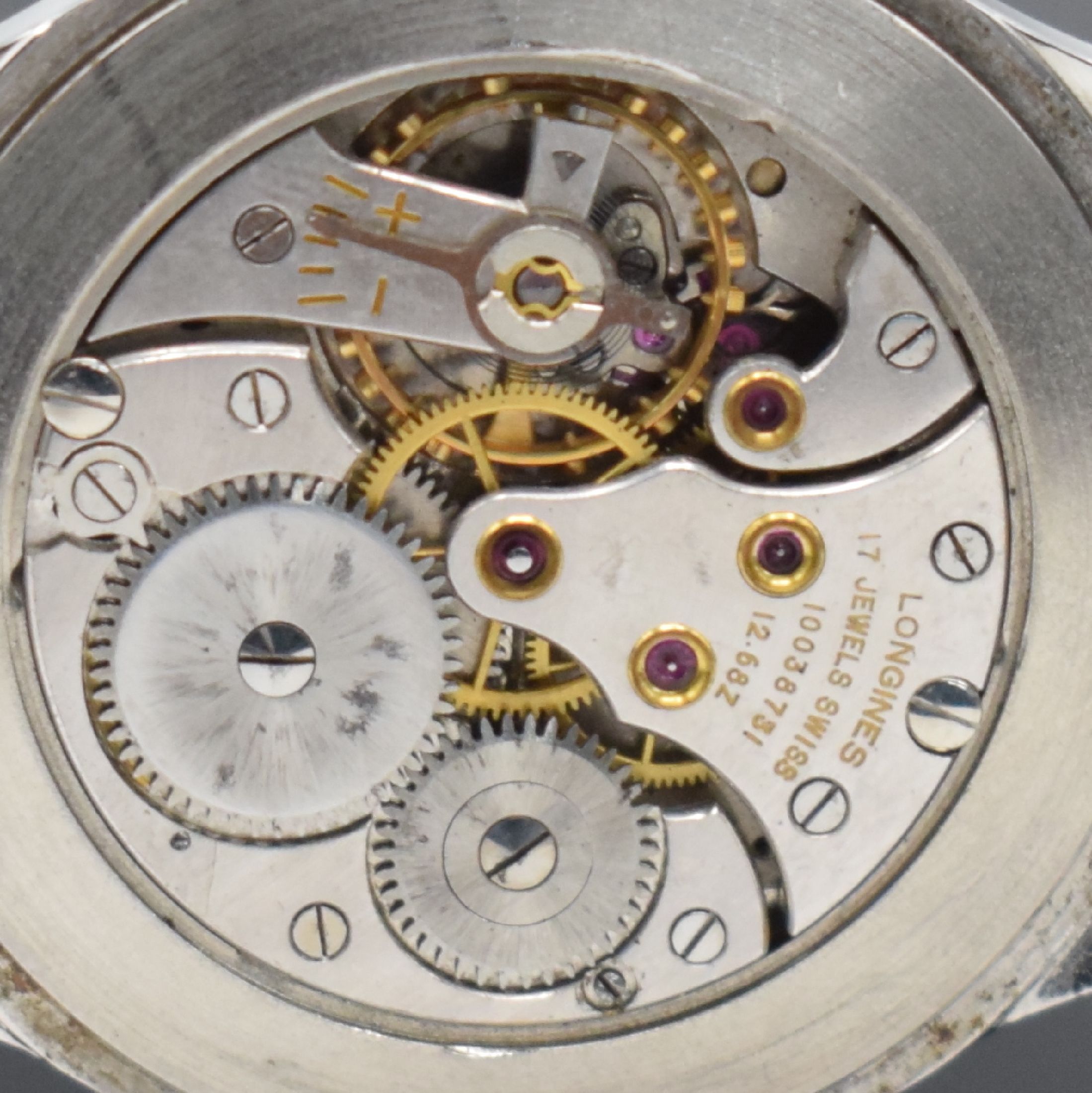 Detail g: LONGINES große Herrenarmbanduhr 37,5 mm in Stahl Referenz 4914 mit Longines Etui, Schweiz um 1956, Handaufzug, 3-teil. Geh., Boden gedr., rest. ...