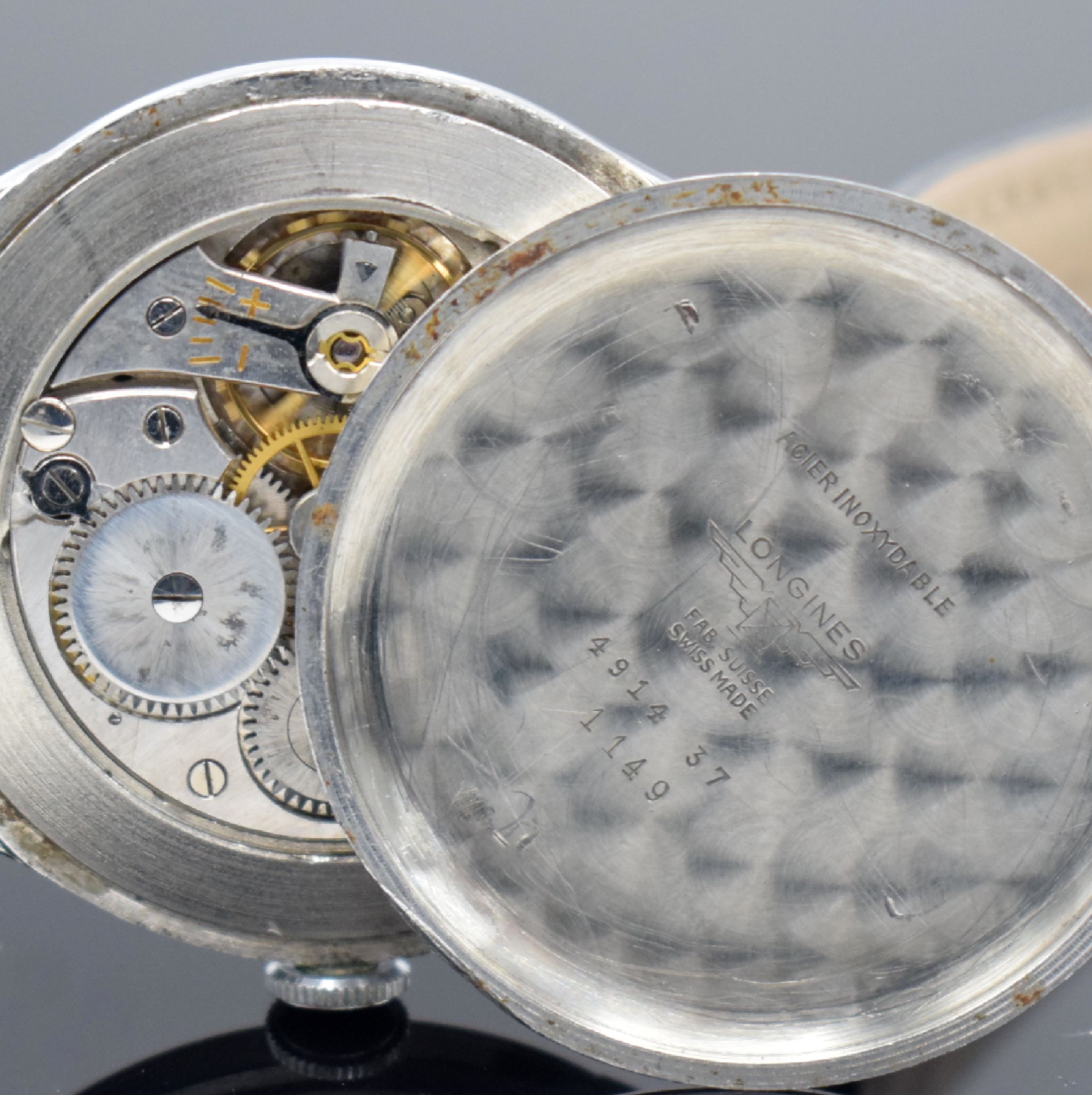 Detail h: LONGINES große Herrenarmbanduhr 37,5 mm in Stahl Referenz 4914 mit Longines Etui, Schweiz um 1956, Handaufzug, 3-teil. Geh., Boden gedr., rest. ...