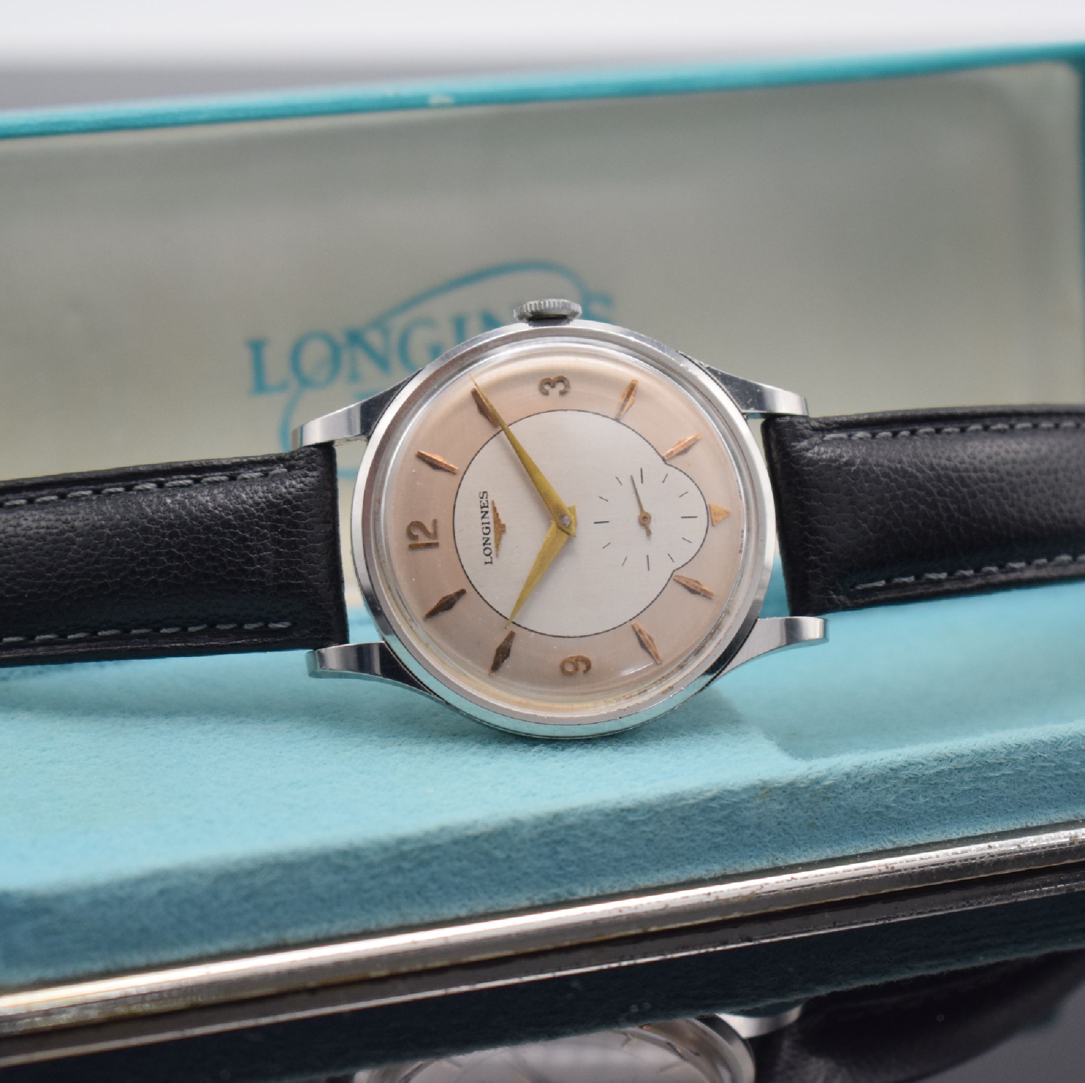 Detail j: LONGINES große Herrenarmbanduhr 37,5 mm in Stahl Referenz 4914 mit Longines Etui, Schweiz um 1956, Handaufzug, 3-teil. Geh., Boden gedr., rest. ...