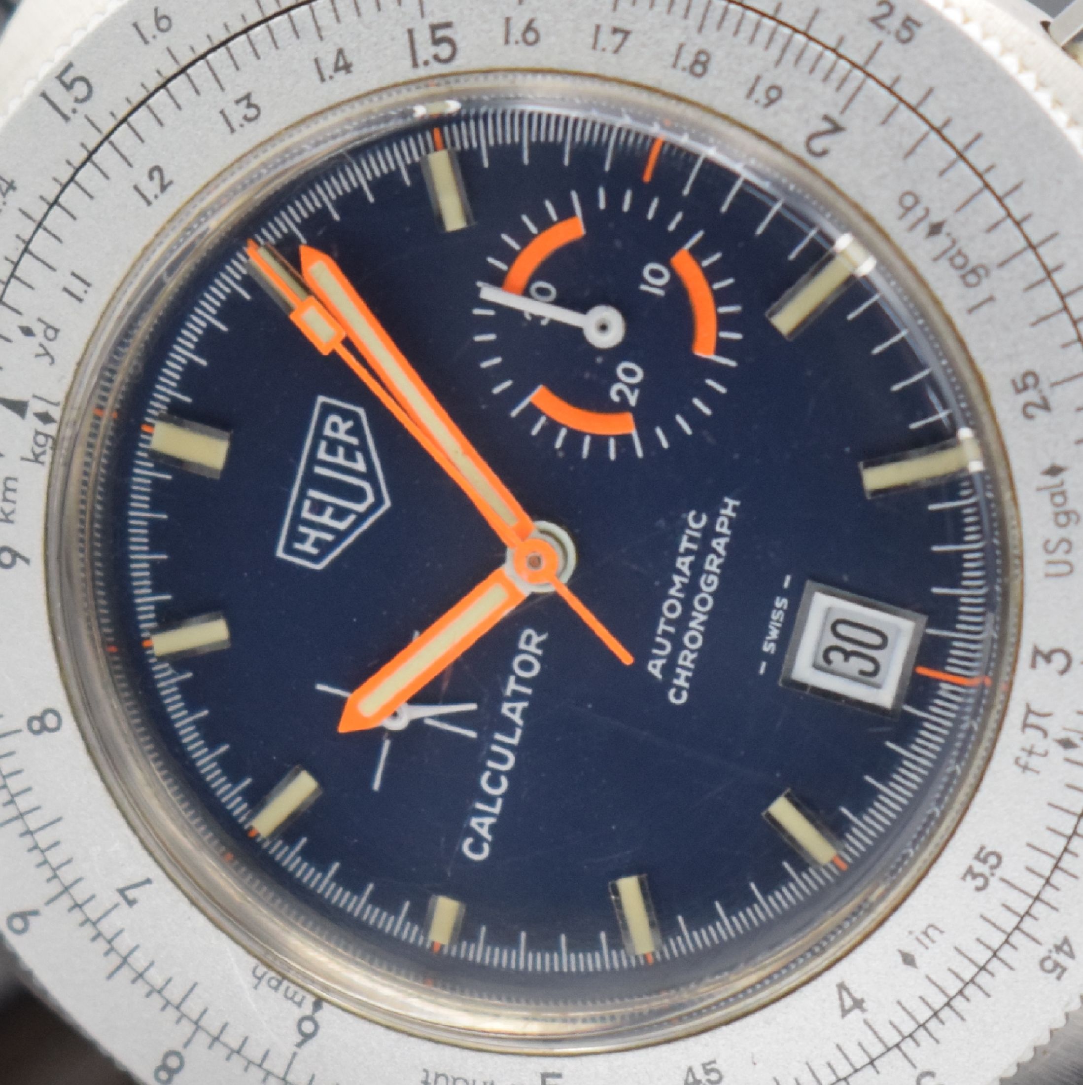 Detail c: HEUER Calculator Herrenchronograph in Stahl Referenz 150.633, Schweiz um 1975, Automatik, verschr. Geh. Aluminium Rechenschieber-Lünette, orig. ...