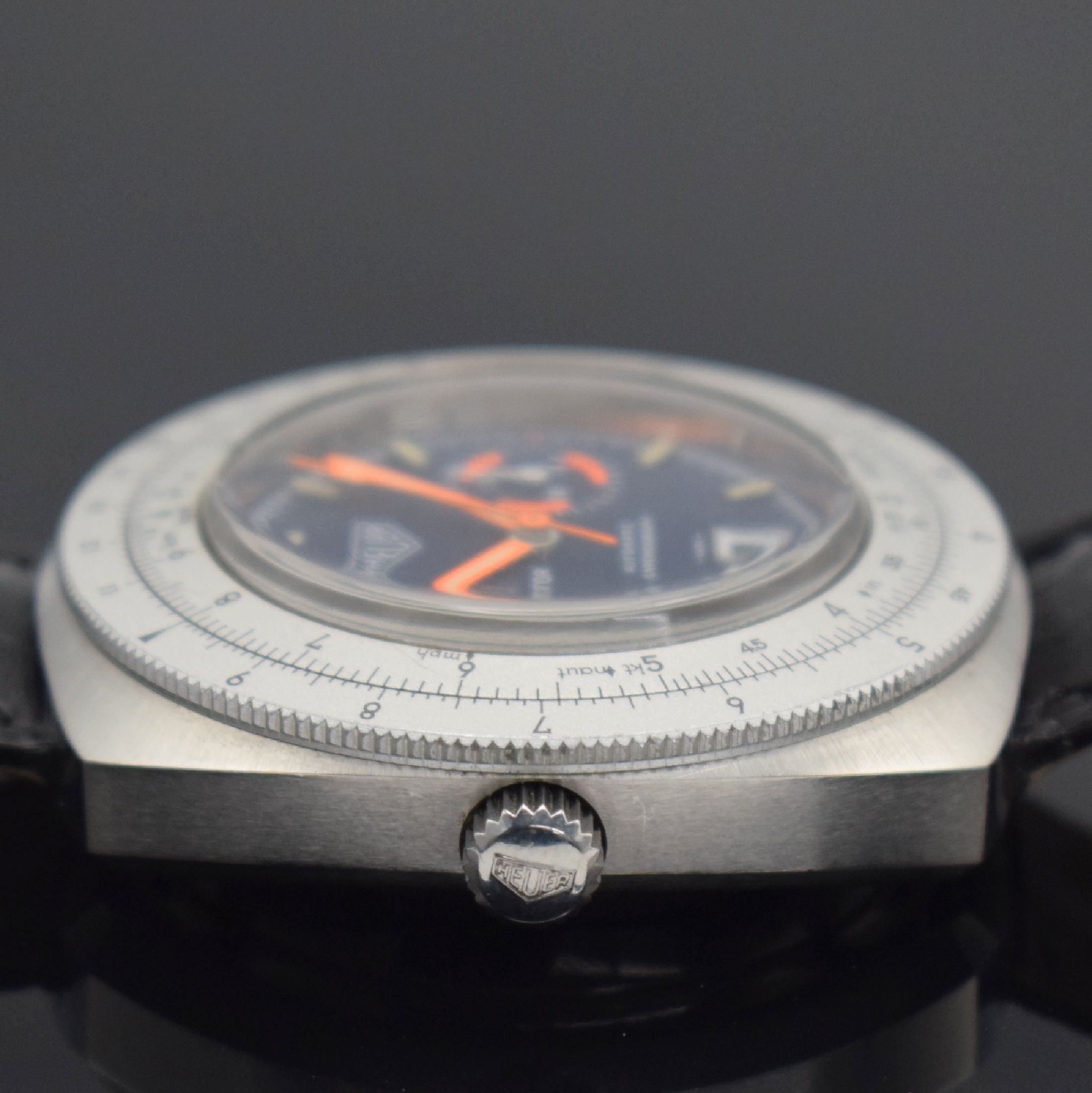 Detail d: HEUER Calculator Herrenchronograph in Stahl Referenz 150.633, Schweiz um 1975, Automatik, verschr. Geh. Aluminium Rechenschieber-Lünette, orig. ...