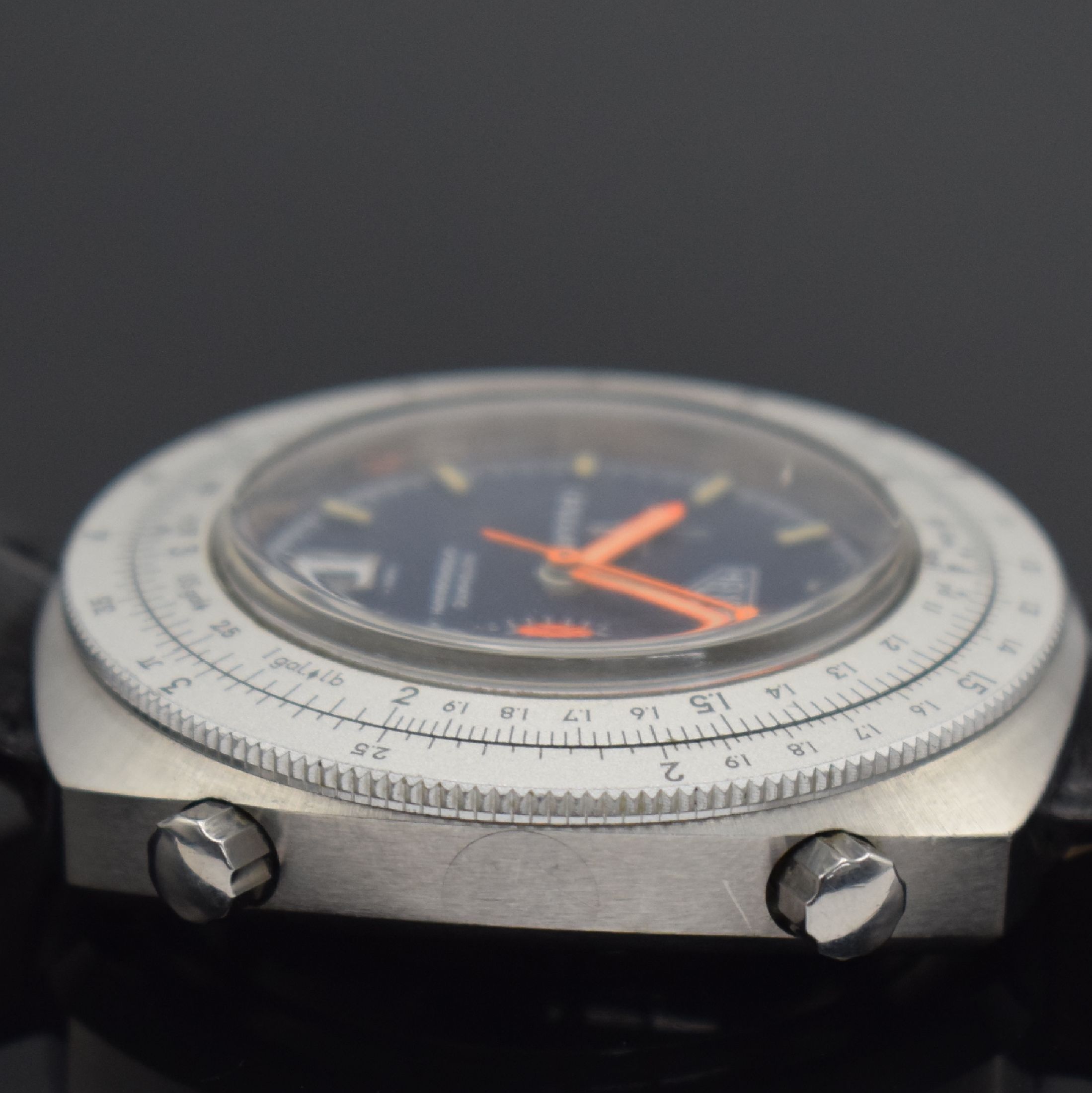 Detail e: HEUER Calculator Herrenchronograph in Stahl Referenz 150.633, Schweiz um 1975, Automatik, verschr. Geh. Aluminium Rechenschieber-Lünette, orig. ...