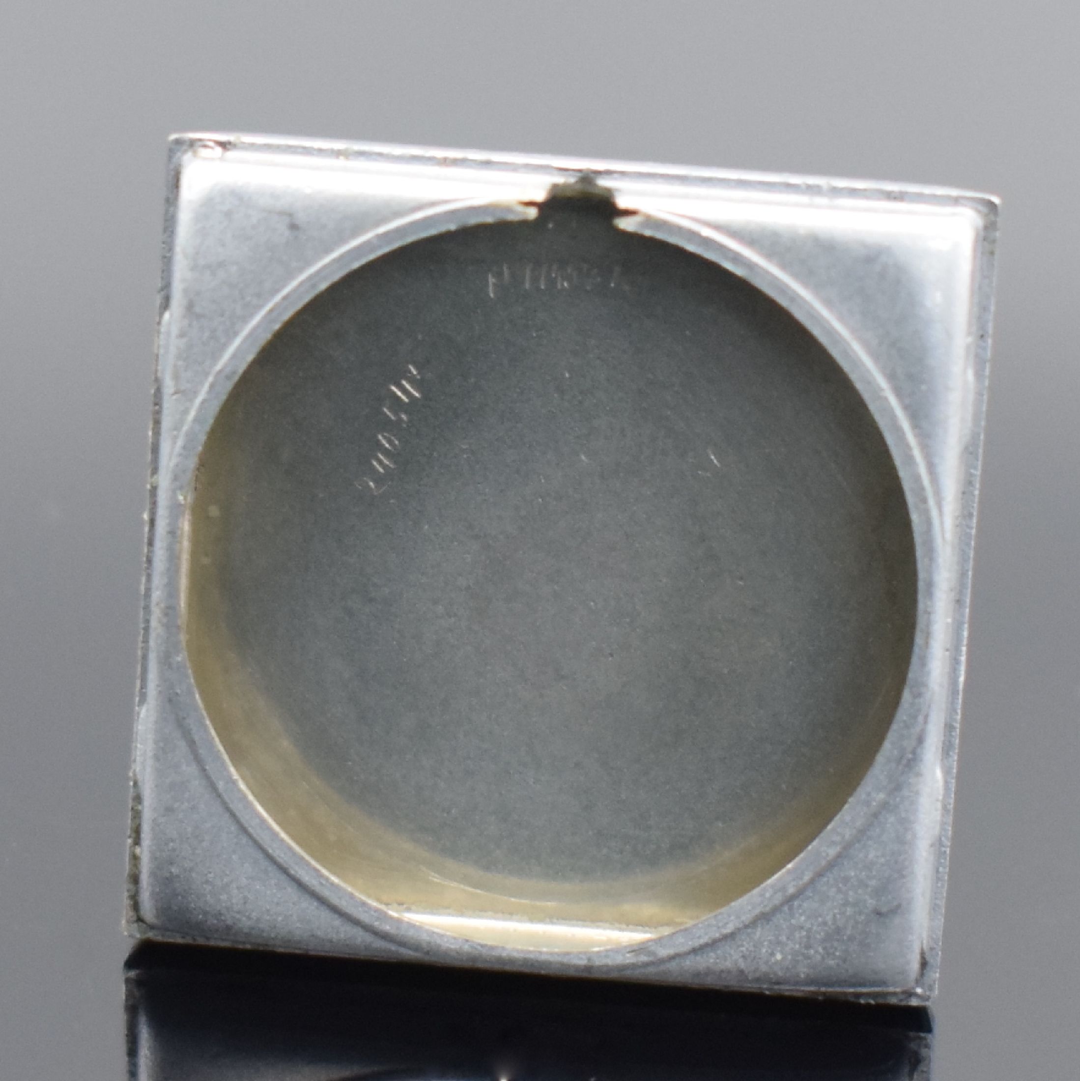 Detail g: EBEL frühe Mini-Reiseuhr, Schweiz um 1930, Handaufzug, verchr., aufklappbares Gehäuse, beids. m. Echsenleder bezogen, silb., sign. orig. Zifferbl. ...