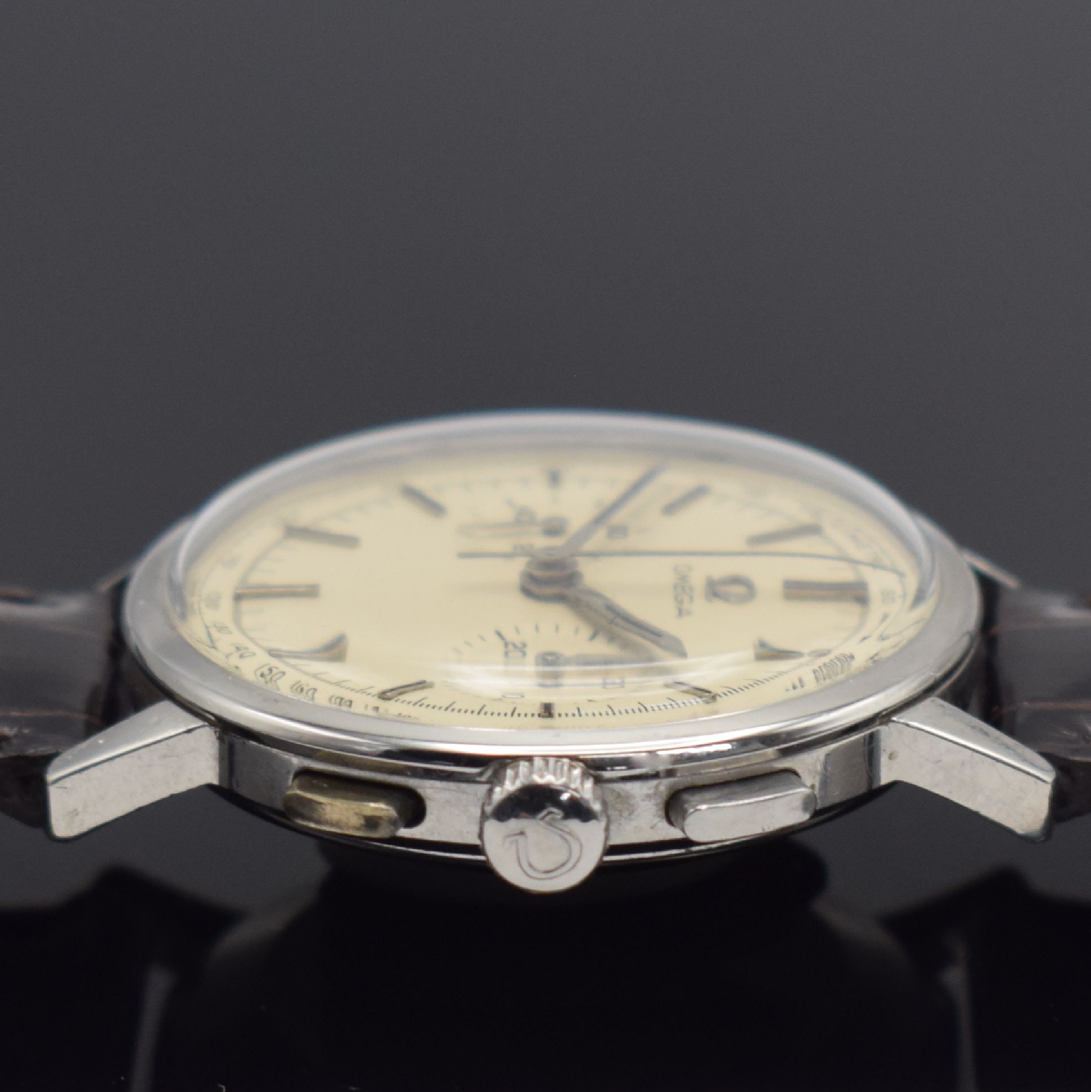 Detail b: OMEGA Herrenchronograph Kaliber 320 in Stahl Referenz 101.009-63, Schweiz um 1963, Handaufzug, 3-tlg. Geh. Boden & Glasrand aufgedr., ...